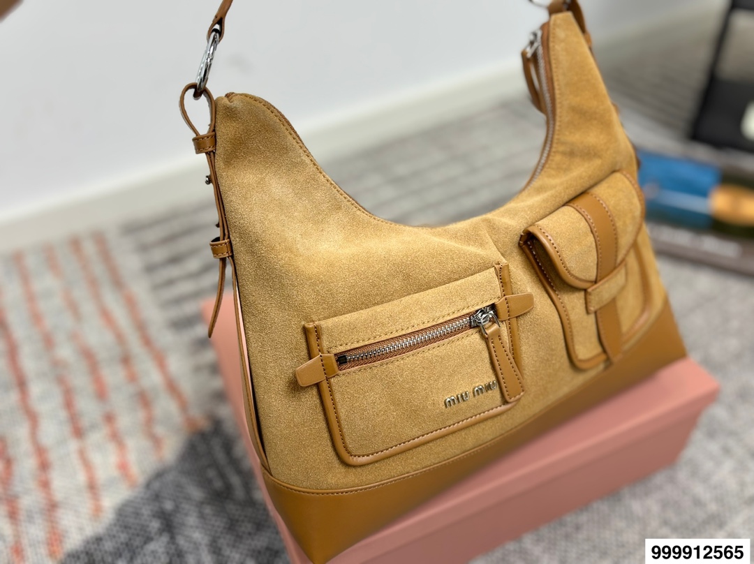 p175 超纤密封包装 缪缪腋下 miumiu特别的包包。大多包型的设计都是偏简单、基础的，只是当时颜色和材质的运用，让人觉得每款包包都有一个创意点 #miumiu #腰包 #MIUMIU # 尺寸35 24