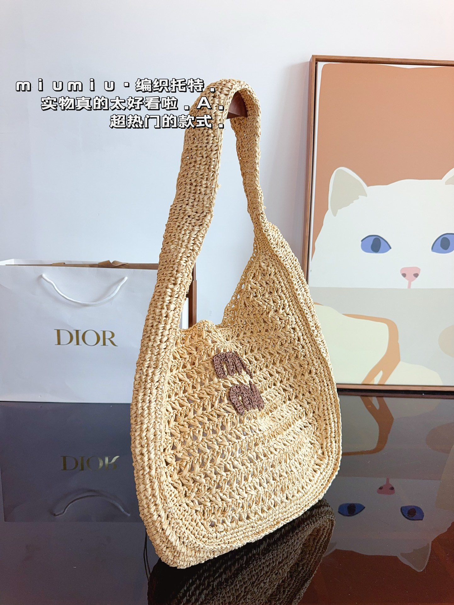 p160 miumiu 草编单肩包. 草编包的趋势再度袭卷而来，轻松成为本季新 宠！不论日常出游或是假日逛街，出镜率超高的包 款总让人联想到温暖的季节和愜意海滩时光。由拉 菲草编织而成，质地清新自然，从视觉到触感都自带夏日风情，为结构感鲜明的包款注入优雅精髓。尺寸：36*32cm