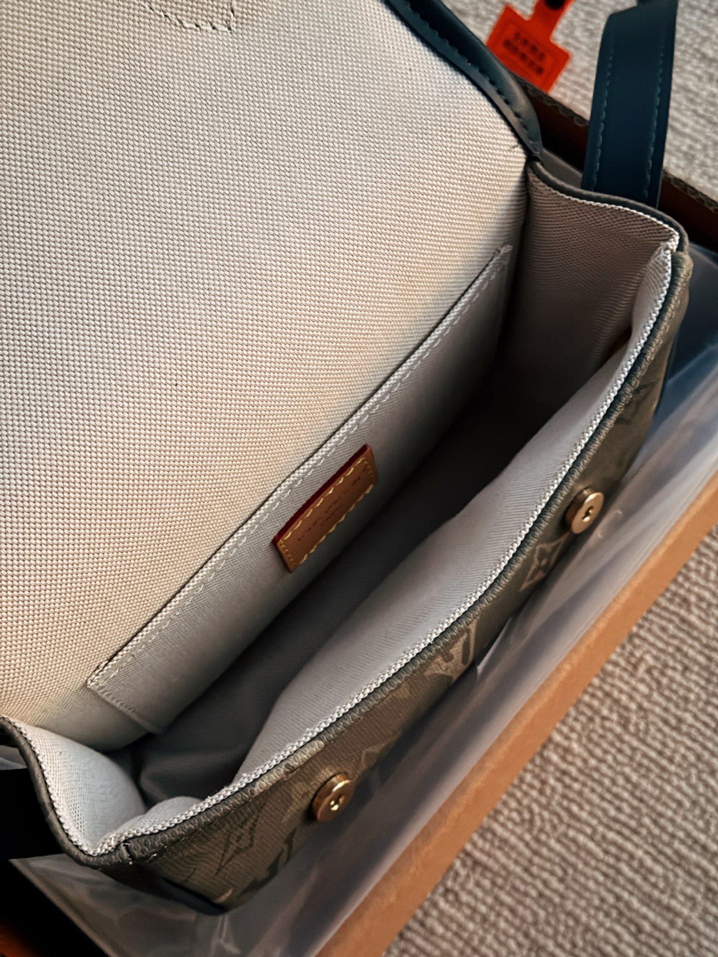 💰200 配盒 全钢五金 size：20*14cm L家 邮差包男包新品！ 新款的 绿色Satchel小邮差包 不大不小容量还十分可观!!!自带复古学院气息!很有vintage的感觉!九月份新款买它就够了!!!!