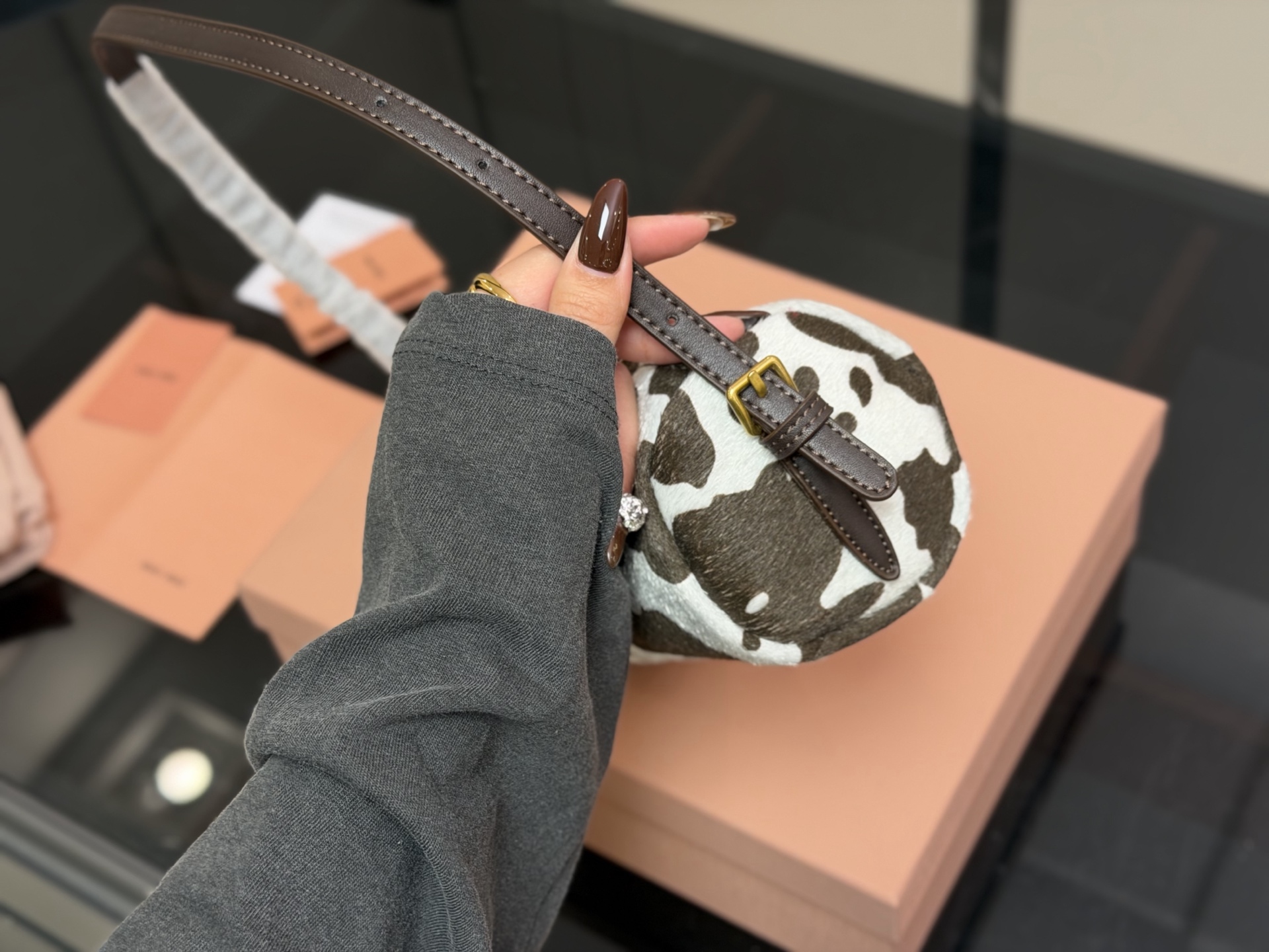 &yen;120 配礼盒 size：23*19cm miumiu的笔筒包 性价比也太高了！ 麂皮质感超软糯 每个色都像从韩剧女主衣柜偷出来的