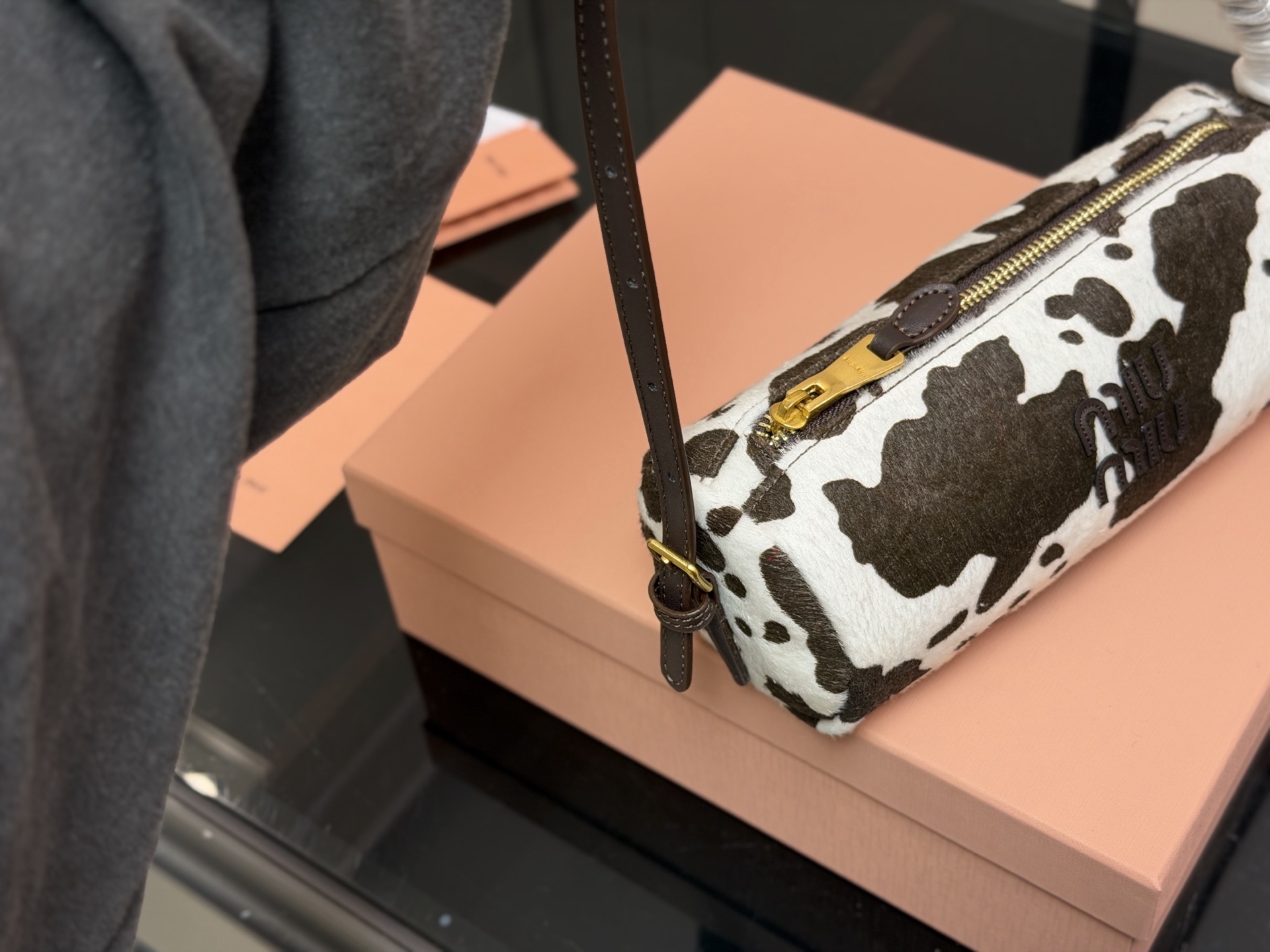 &yen;120 配礼盒 size：23*19cm miumiu的笔筒包 性价比也太高了！ 麂皮质感超软糯 每个色都像从韩剧女主衣柜偷出来的