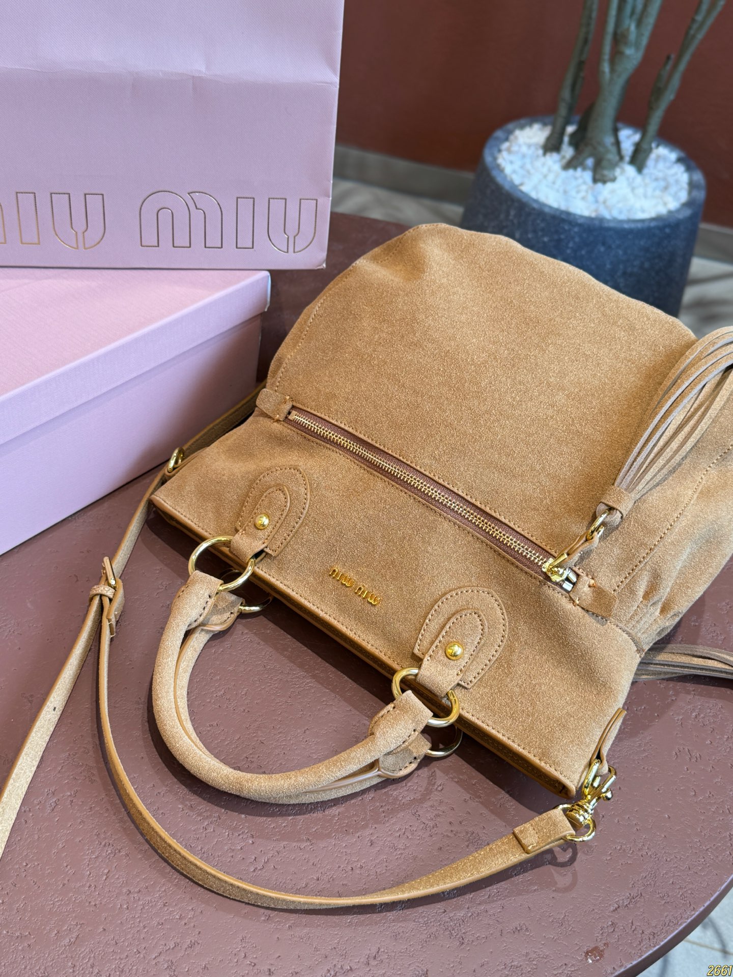 &yen;200配折叠盒⚠️尺寸30*26 MIUMIU Aventure麂皮托特包 简洁大方的设计，既能装下日常出行的必需品又能作为造型的点睛之笔，提升整体的高级感出道即巅峰！！时髦精被迷住了新款托特tote质感无敌了！