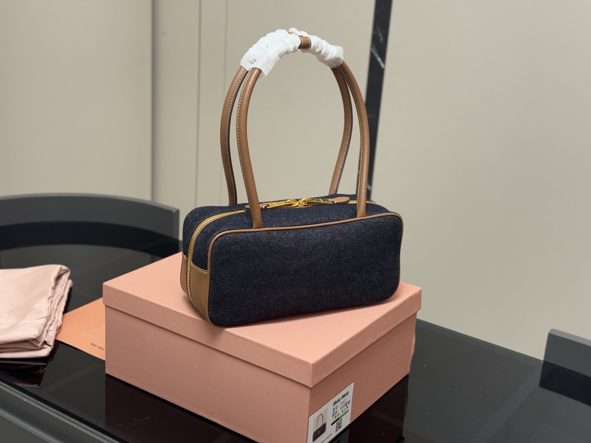 &yen;195 升级版配盒 size：28*13cm miumiu保龄球/公文包/ 包包甜度刚好！ 很难不爱啊啊！ 可手拎也可斜挎 绝对不是小废包哦!容量足足的~~ 出场就是miumiu小公主！