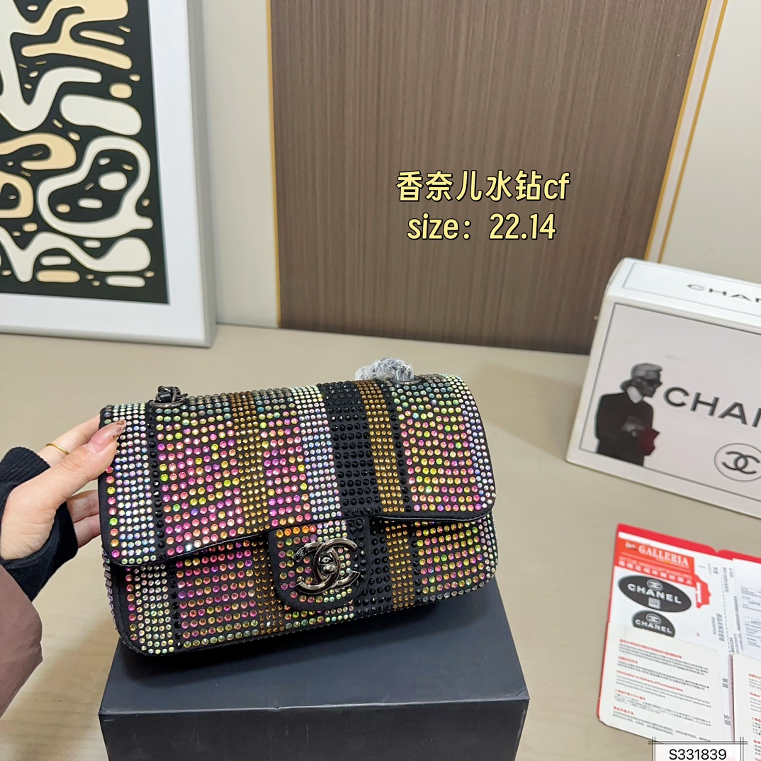 💰155 折叠盒 Chanel香奈儿水钻CF 独特设计 又酷又飒低调的奢华 可盐可甜 极致美感 绝美女孩就是你 尺寸： 22 14
