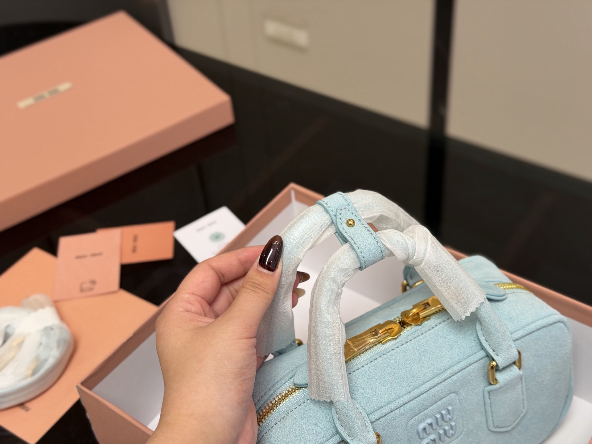 &yen;200 升级版配盒 size：23*12cm miumiu保龄球 新尺寸‼️ 很难不爱啊啊！ 这个尺寸很难不动心哦！ 可手拎也可斜挎 容量足足的~~ 出场就是miumiu小公主！