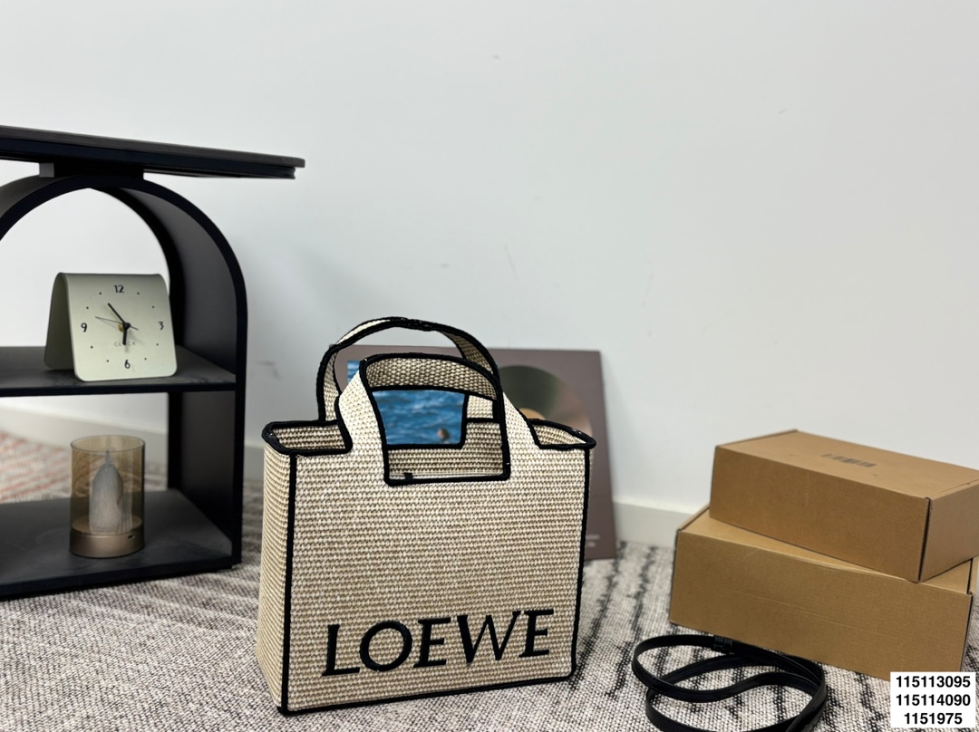 p125 p120 p115无盒 罗意威编织托特包 Paulas's 1biza 夏日海岛系列推出了草编托特包包巧妙融合了托特的商务之前线条和草编的夏日风情，加上Loewe粗体大logo 真的很难不爱 尺寸30.22/24.17/20.13