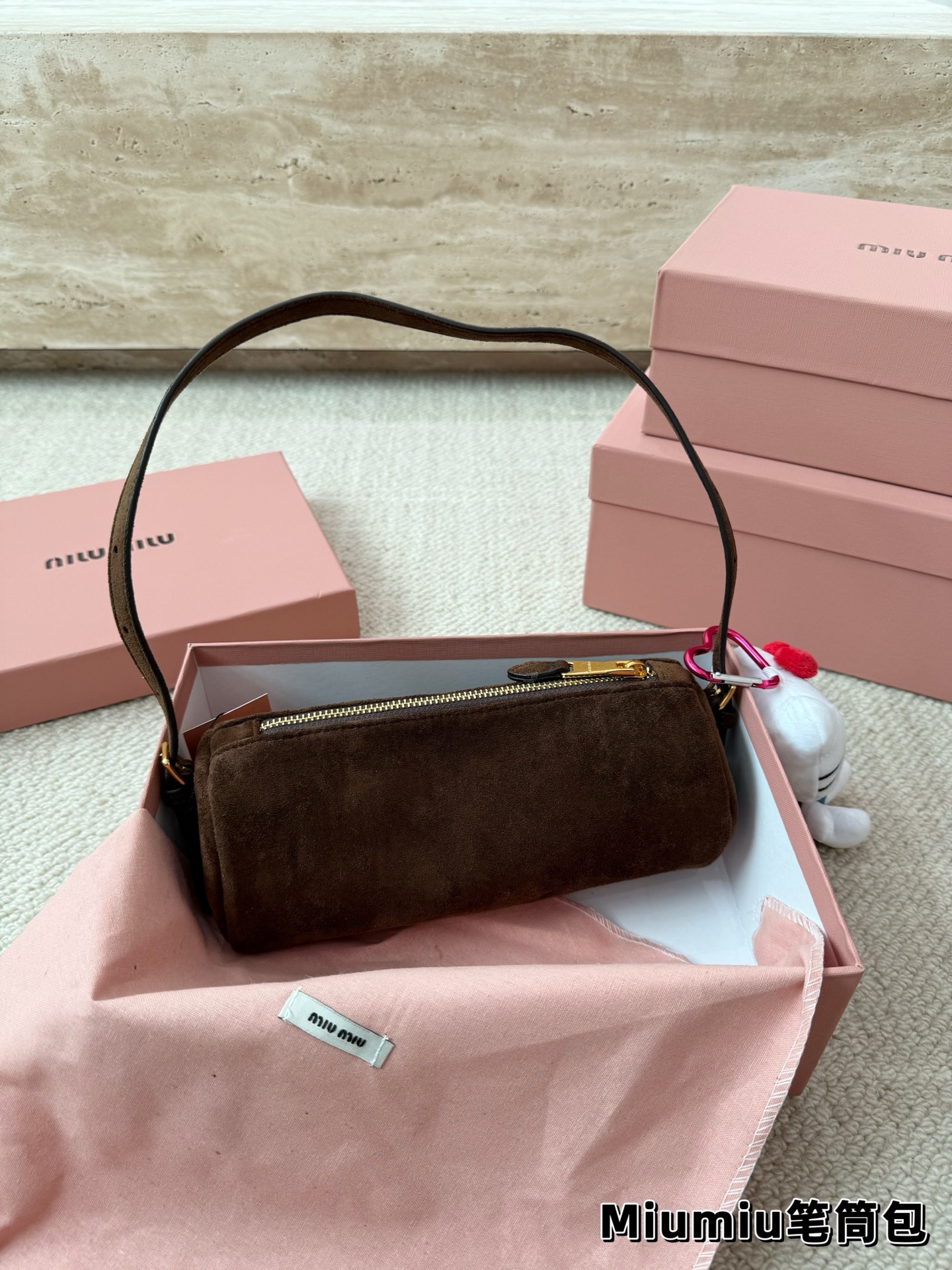 P160 麂皮 别怪我没提醒❗️MiuMiu最性价比小包包 夏天当然是要背迷你小包包啦! 哪个女孩能抵挡住迷你小笔筒包的诱惑~ 日常好装东西出门的腋下小包👛 小羊皮和翻毛皮都有噢~关键是性价比超高~