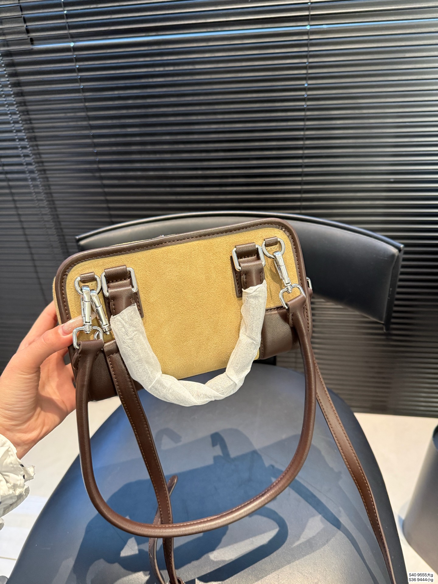 大号P250小号P230 罗意威这只简直太乖了 麂皮包今年冬天简直不要太火 银色loewe小锁也是酷的很 这个还可以加肩带单肩斜挎 一整个就是实用的美包! 尺寸大25 18小22 12 货号大9555 小9444