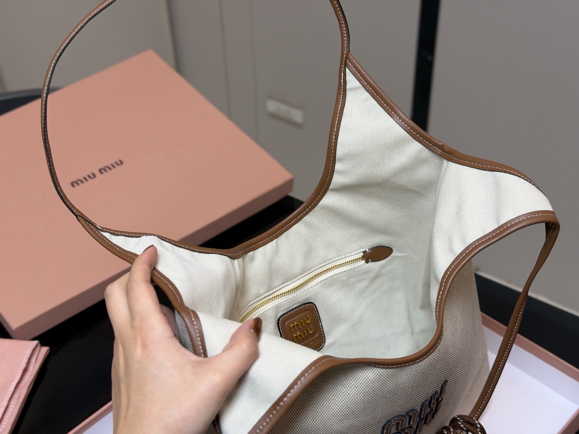 &yen;175 全套包装 size：35*34cm miumiu新款托特tote 今年的风刮的太猛了 老多爆款了！ 这款的版型也太好看了吧！ miumiu准备承包我的夏天吗