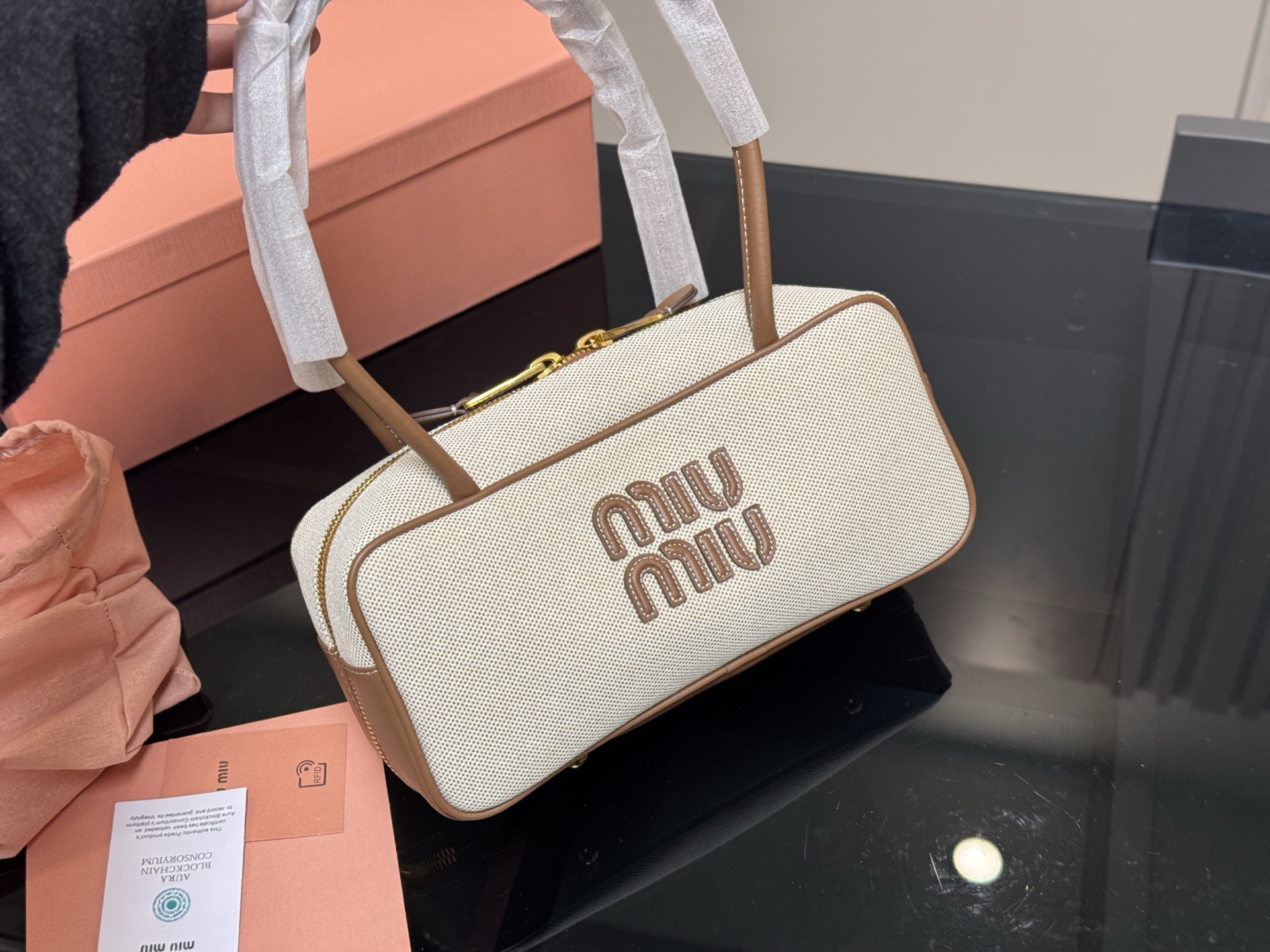 ¥195 升级版配盒 size:28*13cm miumiu保龄球/公文包/ 包包甜度刚好! 很难不爱啊啊! 可手拎也可斜挎 绝对不是小废包哦!容量足足的~~ 出场就是miumiu小公主!