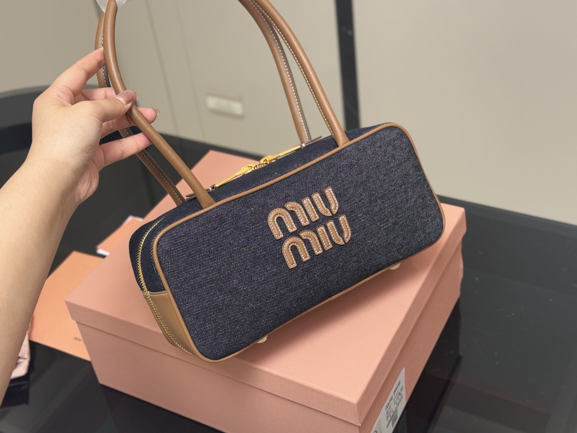 &yen;195 升级版配盒 size：28*13cm miumiu保龄球/公文包/ 包包甜度刚好！ 很难不爱啊啊！ 可手拎也可斜挎 绝对不是小废包哦!容量足足的~~ 出场就是miumiu小公主！