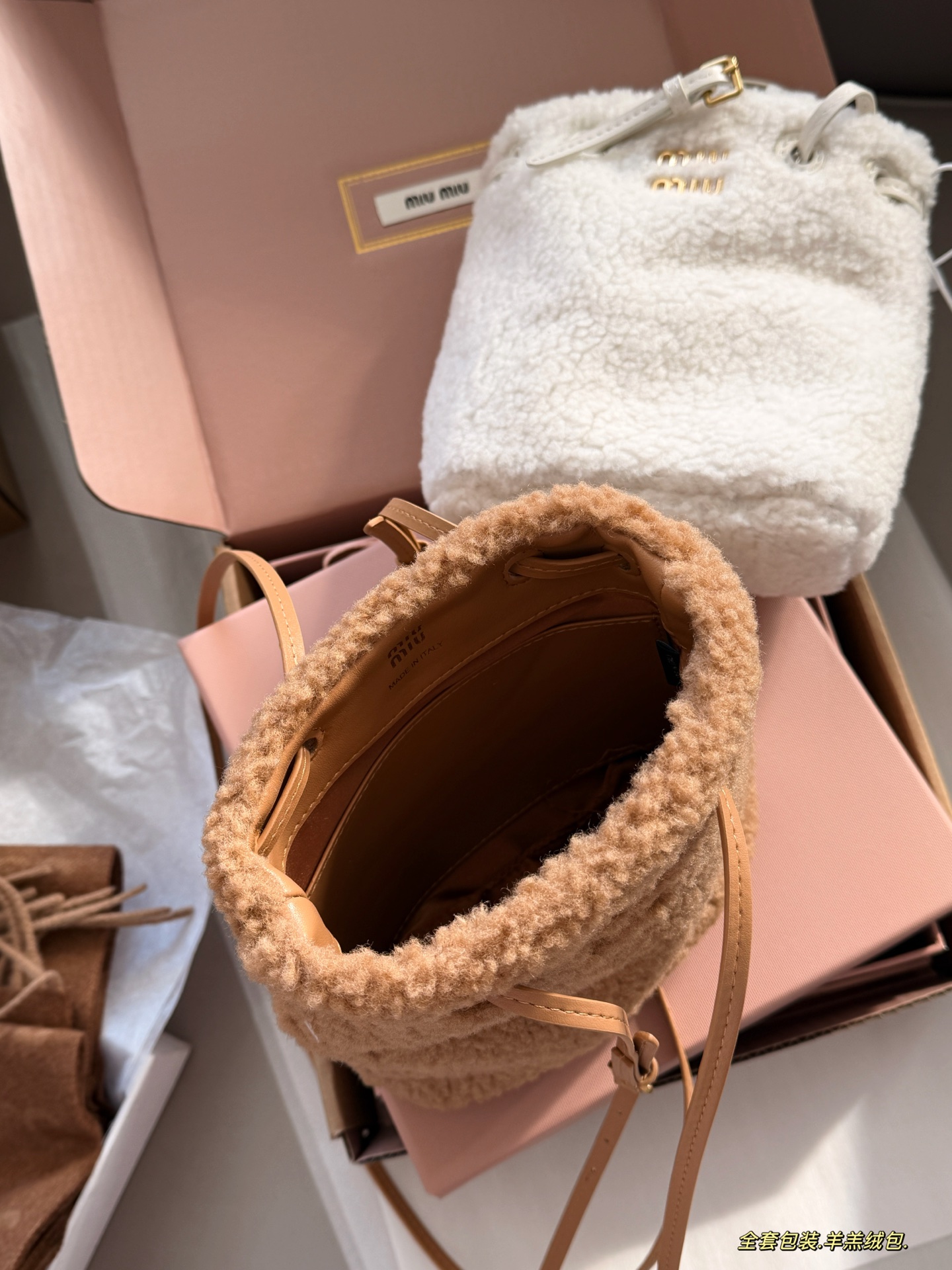 💰195 全套包装 size：18*17cm miumiu的小福袋 羊羔绒包 性价比也太高了！ 质感超软糯 节日氛围感满满秋冬季的独乐乐