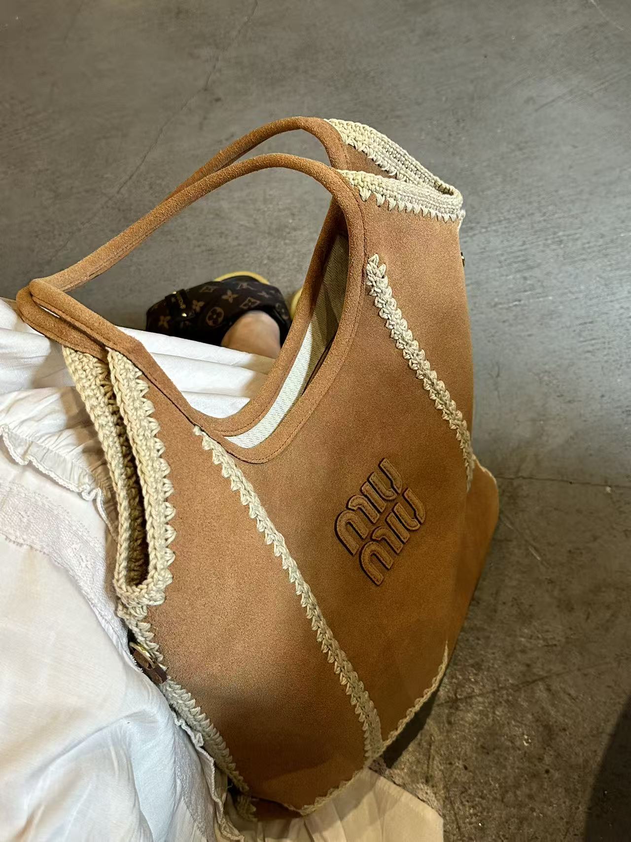 预售款💰288包邮❗ 【细节实拍】Mi* Mi*又双叒叕放大招～这次新款鹿皮包袋美到犯规 将柔软的鹿皮与精致的勾针工艺巧妙融合 堪称玩趣肌理与慵懒美学的经常碰撞 触感轻轻一摸细腻的不像话 勾线部分更是设计的绝绝子 intrcate的针法勾勒出别图案 细节里满是匠心巧思 这次推出的Wender跟ivy都是经典包型 实用性拉满💯 尺寸：35&times;40cm ❌不退不换慎重下单❌