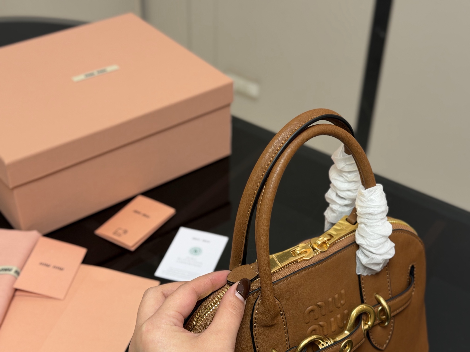 &yen;230 配盒 size：28*16cm miumiu 贝壳包包， 特别喜欢这个的设计！ miumiu的坑真的好仙女好好看！ 真的很有质感！ 可斜挎可手拿可单肩， 日常约会出行简单好搭配。