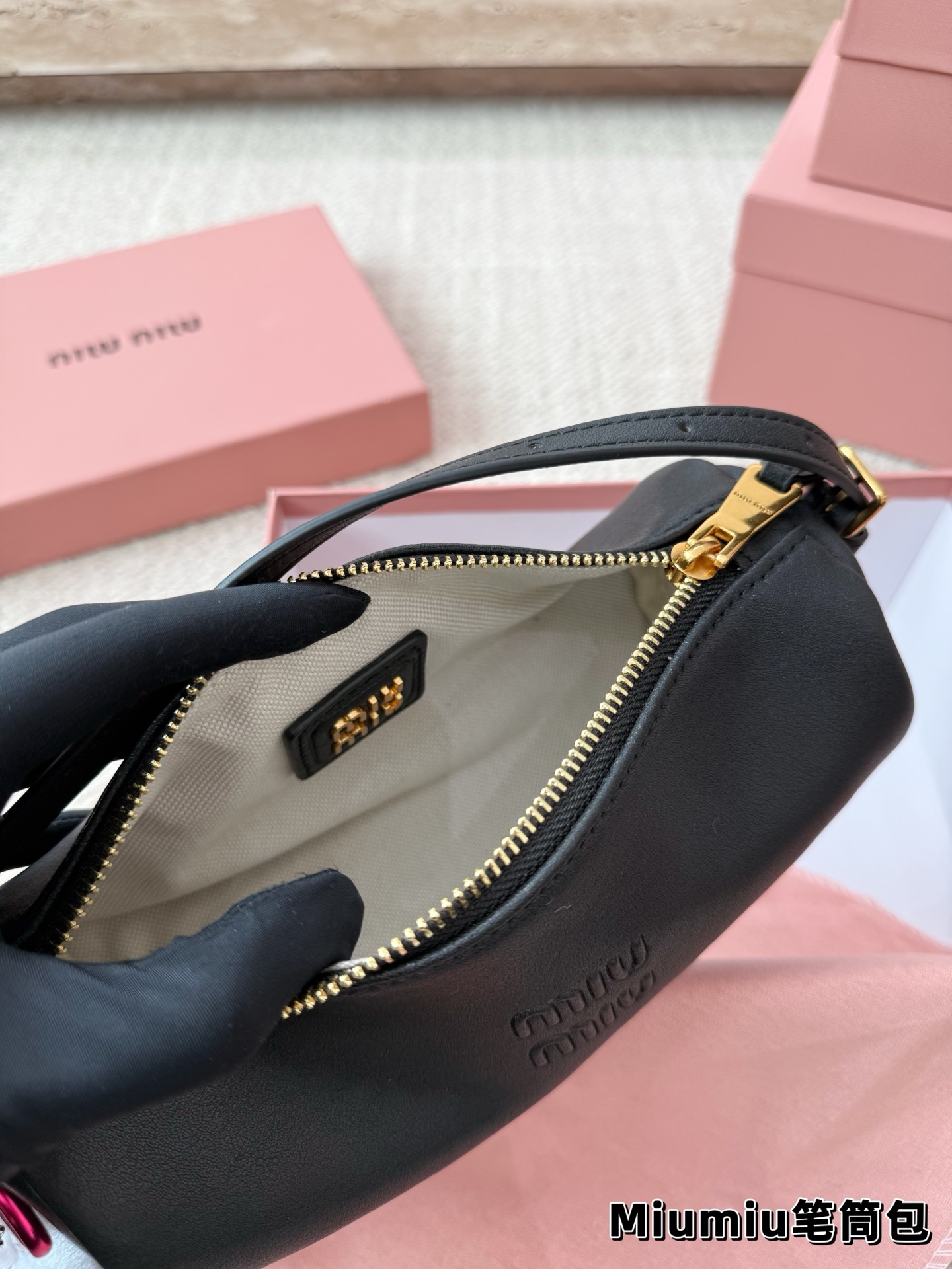 P150 别怪我没提醒❗️MiuMiu最性价比小包包 夏天当然是要背迷你小包包啦! 哪个女孩能抵挡住迷你小笔筒包的诱惑~ 日常好装东西出门的腋下小包👛 小羊皮和翻毛皮都有噢~关键是性价比超高~