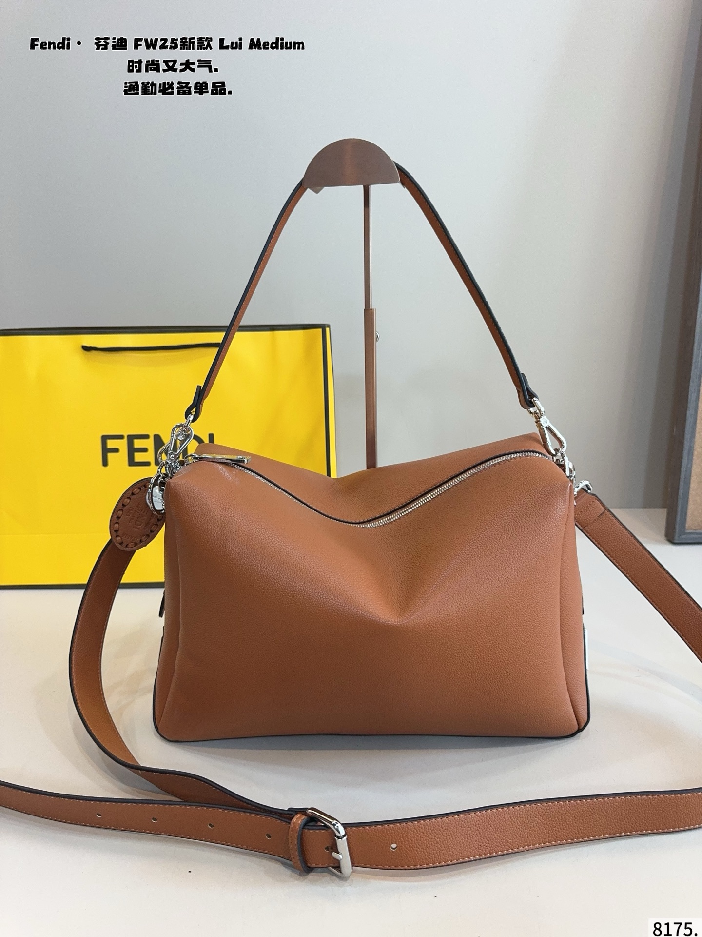 p185 罗意威 FW25新款 Lui Medium 绵密的手感,轻便的包包 很有质感 可盐可甜 上身绝美 无可比拟 是每个追求漂亮的女孩必入单品尺寸:32*12*22cm