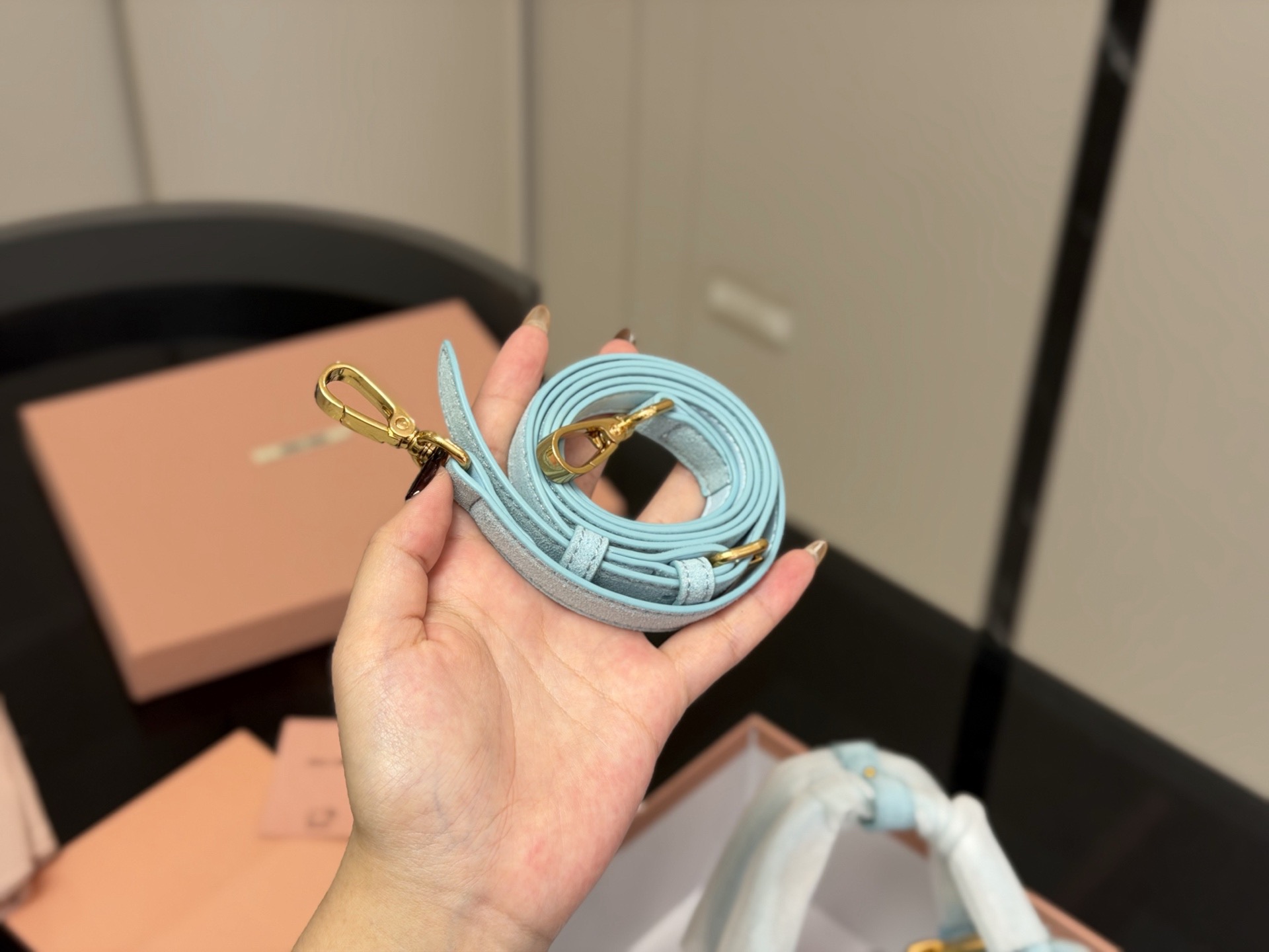 &yen;200 升级版配盒 size：23*12cm miumiu保龄球 新尺寸‼️ 很难不爱啊啊！ 这个尺寸很难不动心哦！ 可手拎也可斜挎 容量足足的~~ 出场就是miumiu小公主！