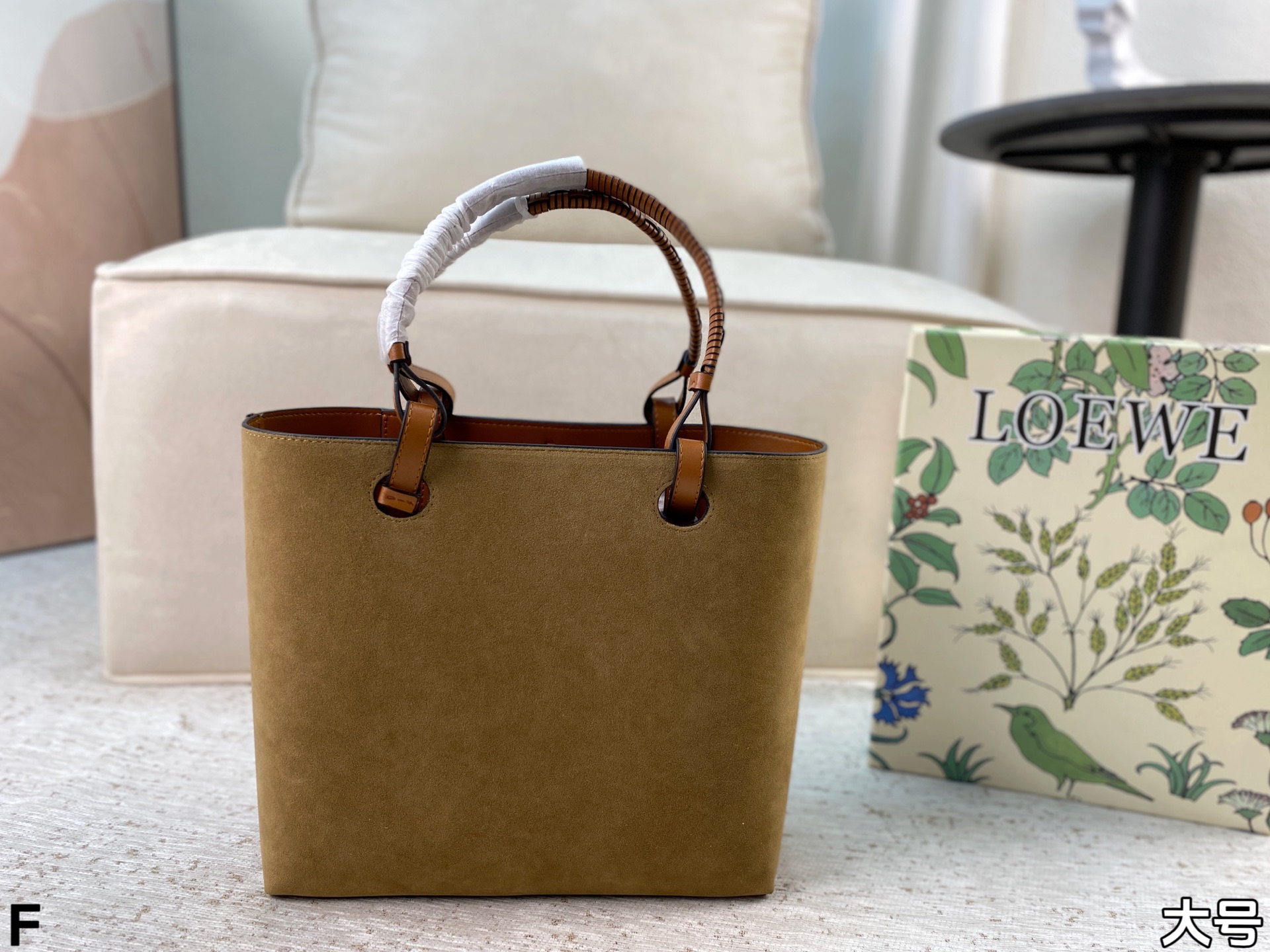 p165/p160 配盒🎁 罗意威Loewe anagram tote背上秒变时髦精 一只装得下全世界的托特 越背越香 能装且百搭不易变形 上班通勤或者日常搭配都很好！尺寸：27*25/23*22
