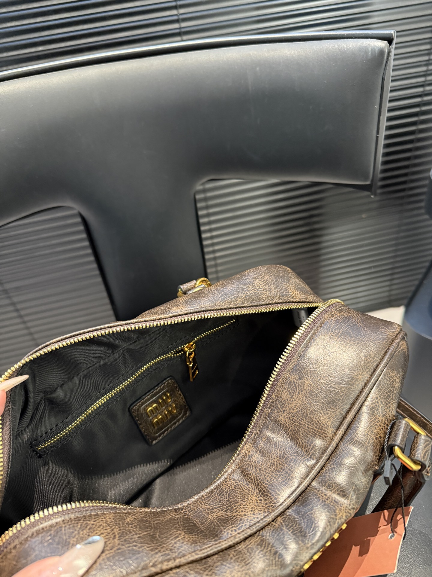 大号P170 小号P165 缪缪MIUMIU 保龄球手提包 轻轻松松高级感 包包手感巨好容量也很不赖 简单却又不失华丽 不要觉得会炸眼太高调了什么的 根本不会！ 在你的精简穿搭上简直就是点睛之笔 尺寸大号28 13 小号22 10 货号大10229 小10119