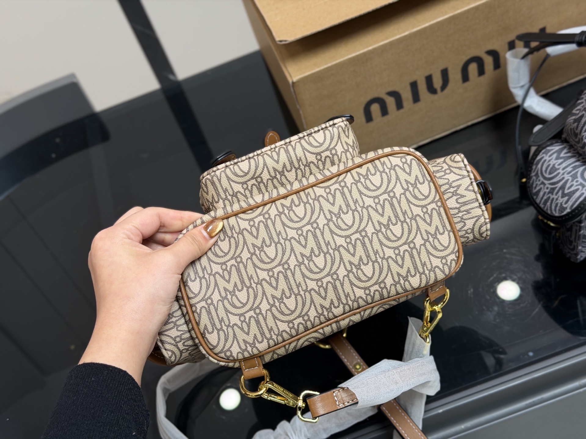 &yen;230 配盒 size：21.23cm 又一季特别美丽的Miu Miu miumiu ss25 双肩包 少女心与摩登格调的碰撞 轻松拿捏时髦 轻便能装，质感绝绝子，miumiu的少女感+酷感完美结合~