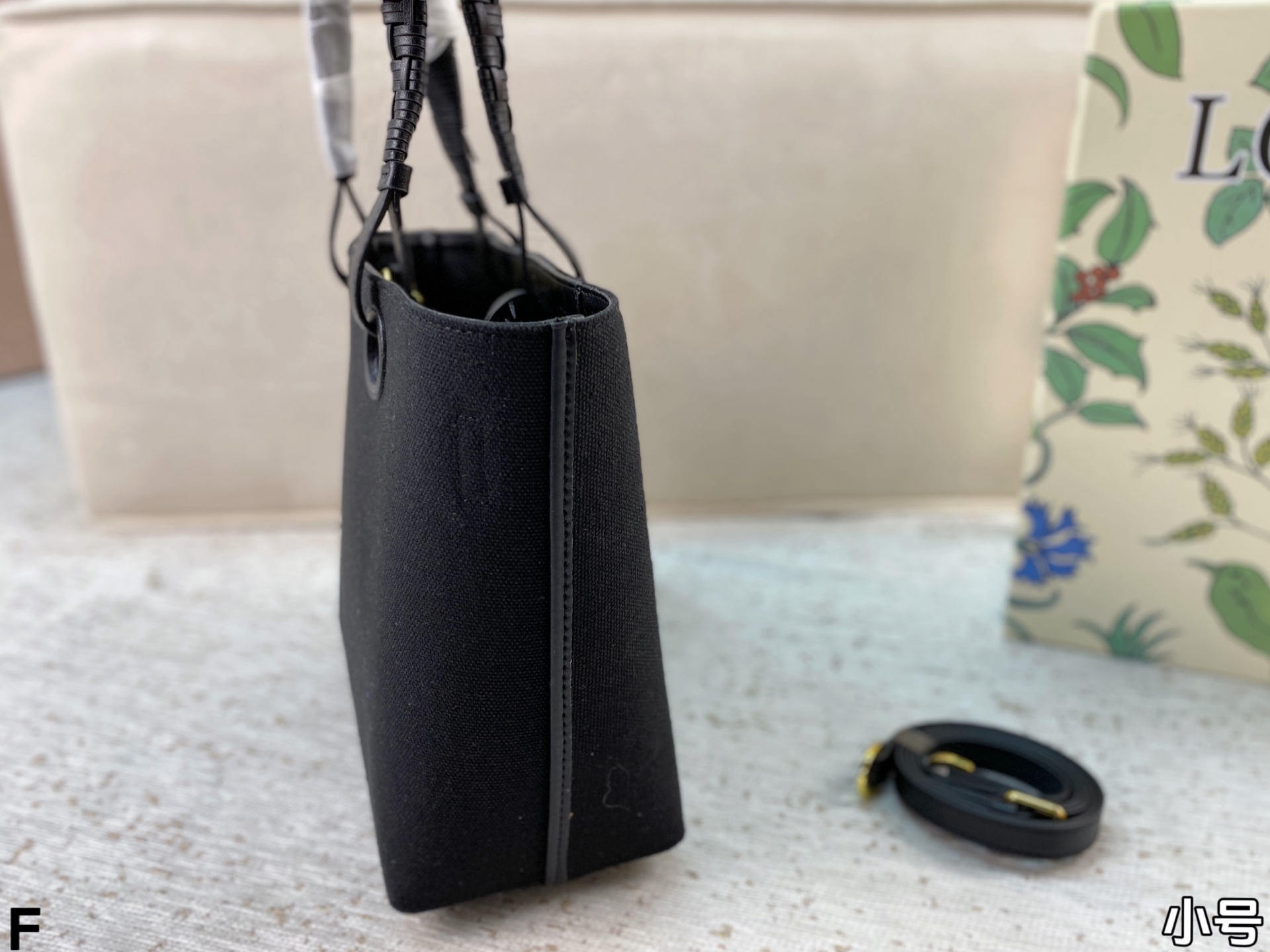 p165/p160 配盒🎁 罗意威Loewe anagram tote背上秒变时髦精 一只装得下全世界的托特 越背越香 能装且百搭不易变形 上班通勤或者日常搭配都很好！尺寸：27*25/23*22