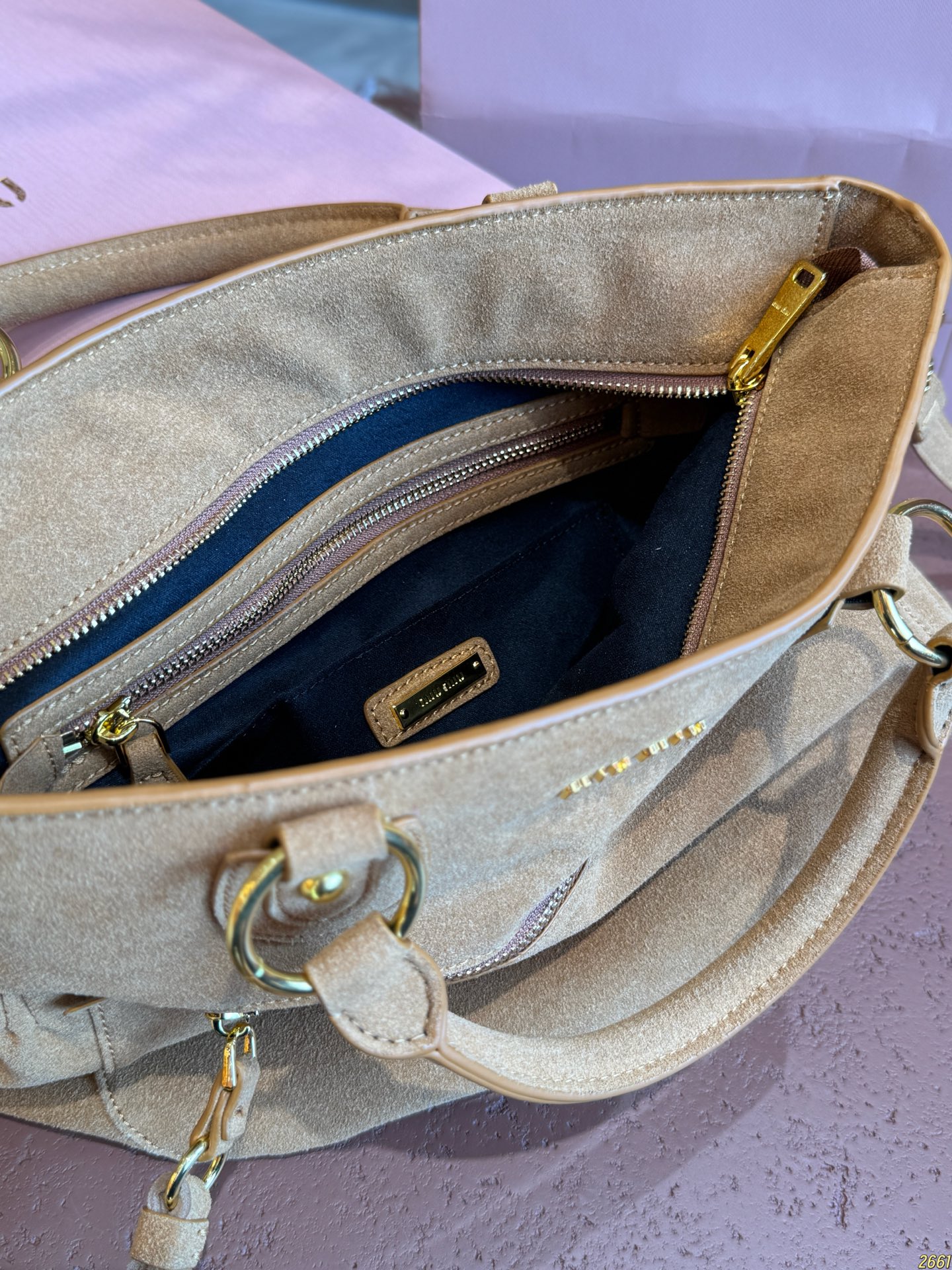 &yen;200配折叠盒⚠️尺寸30*26 MIUMIU Aventure麂皮托特包 简洁大方的设计，既能装下日常出行的必需品又能作为造型的点睛之笔，提升整体的高级感出道即巅峰！！时髦精被迷住了新款托特tote质感无敌了！