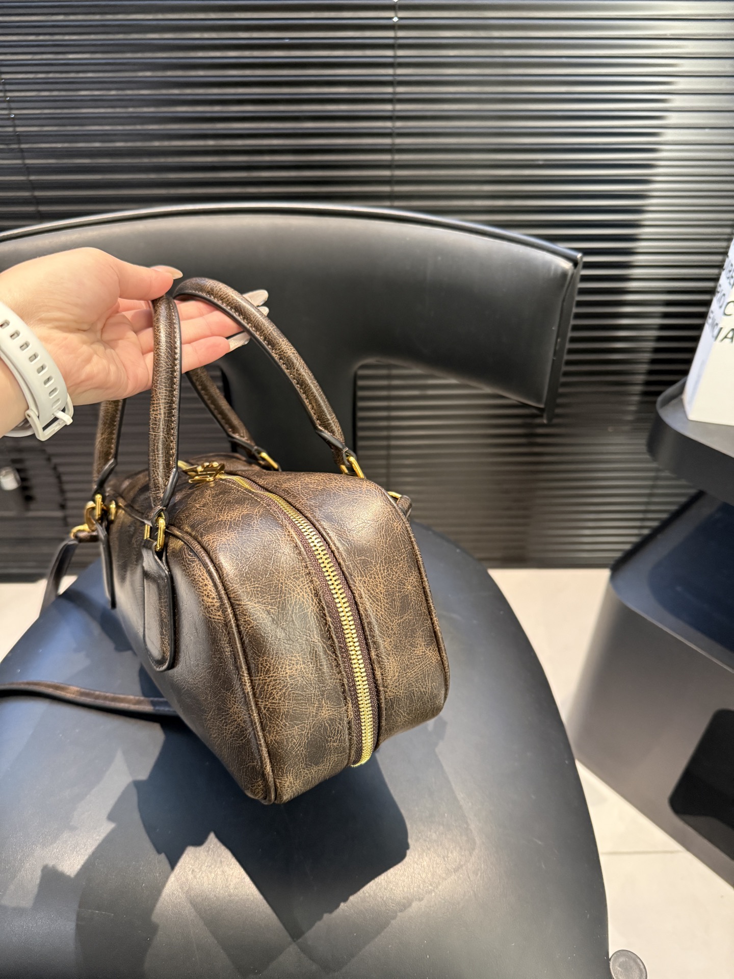 大号P170 小号P165 缪缪MIUMIU 保龄球手提包 轻轻松松高级感 包包手感巨好容量也很不赖 简单却又不失华丽 不要觉得会炸眼太高调了什么的 根本不会！ 在你的精简穿搭上简直就是点睛之笔 尺寸大号28 13 小号22 10 货号大10229 小10119