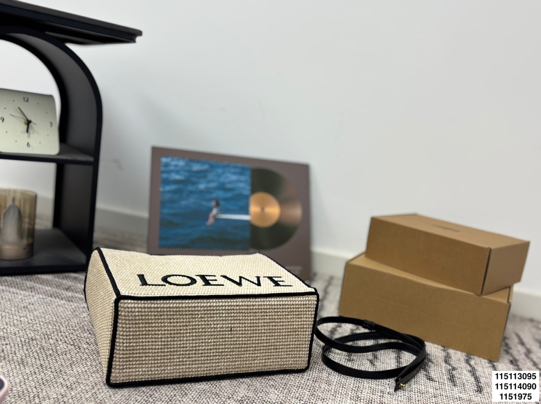 p125 p120 p115无盒 罗意威编织托特包 Paulas's 1biza 夏日海岛系列推出了草编托特包包巧妙融合了托特的商务之前线条和草编的夏日风情，加上Loewe粗体大logo 真的很难不爱 尺寸30.22/24.17/20.13