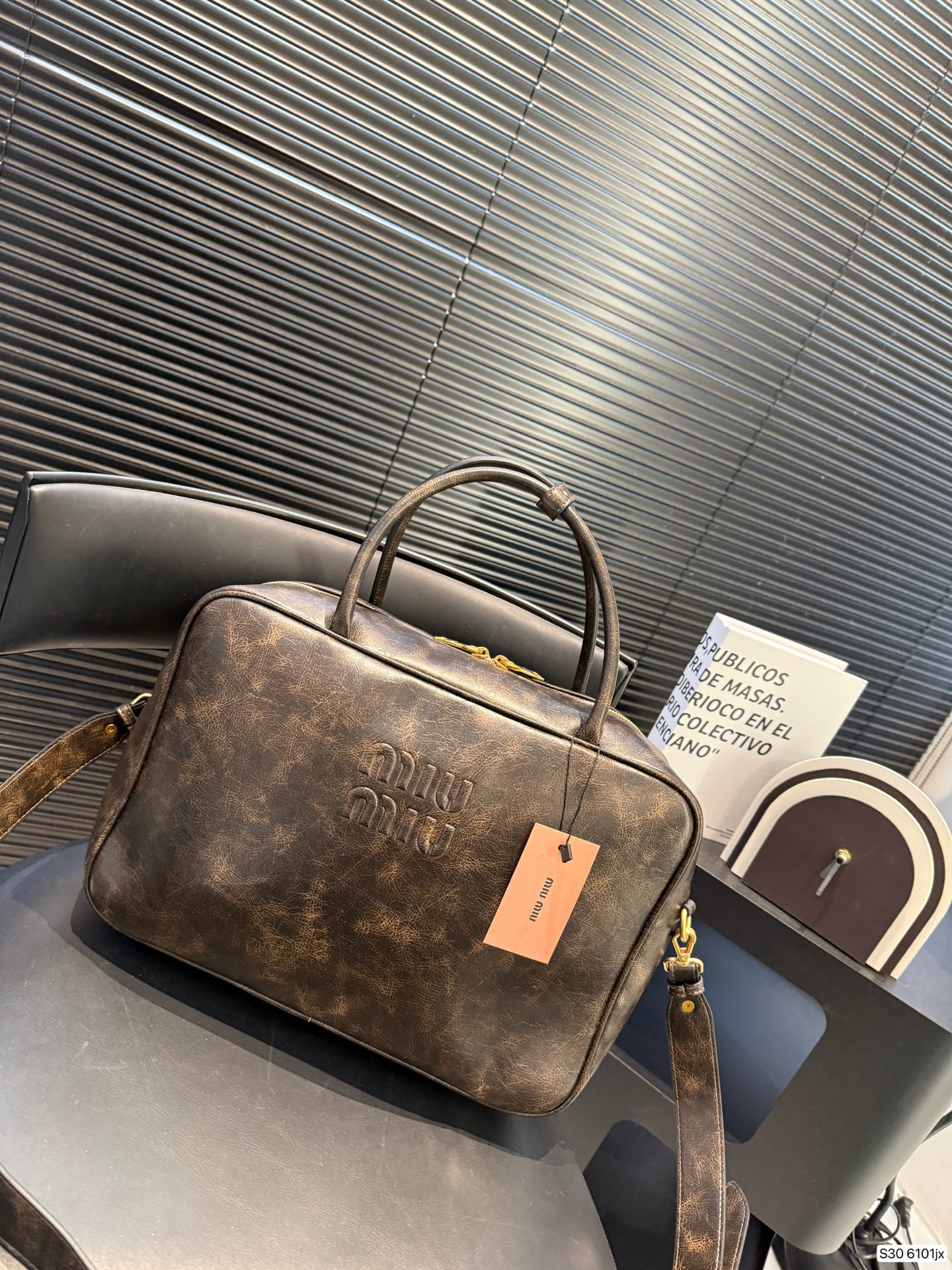 P200 miumiu 保龄球公文包 miumiu 保龄球公文包 质感很高级 容量超级大也很耐用 日常出街背它回头率百分百 就是这种随性慵懒感 尺寸34 23 货号6101