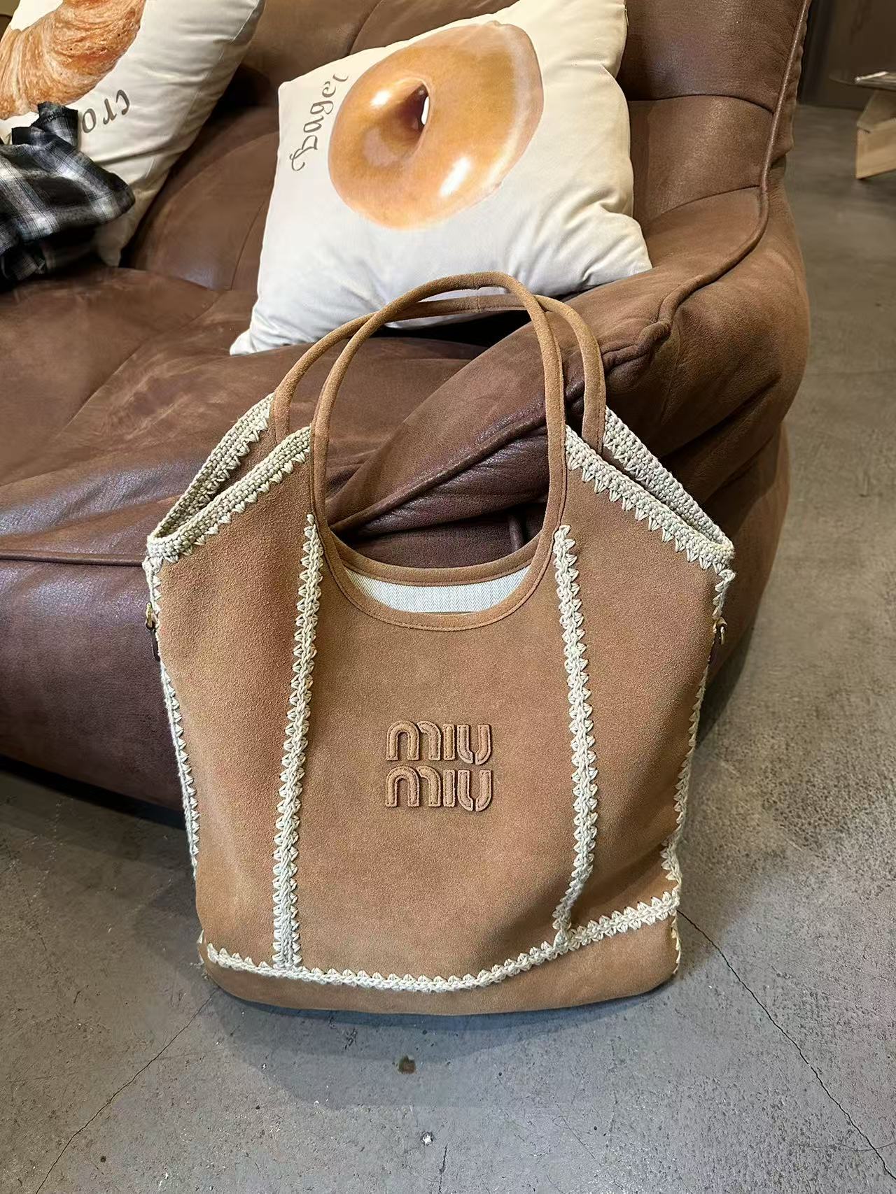 预售款💰288包邮❗ 【细节实拍】Mi* Mi*又双叒叕放大招～这次新款鹿皮包袋美到犯规 将柔软的鹿皮与精致的勾针工艺巧妙融合 堪称玩趣肌理与慵懒美学的经常碰撞 触感轻轻一摸细腻的不像话 勾线部分更是设计的绝绝子 intrcate的针法勾勒出别图案 细节里满是匠心巧思 这次推出的Wender跟ivy都是经典包型 实用性拉满💯 尺寸：35&times;40cm ❌不退不换慎重下单❌