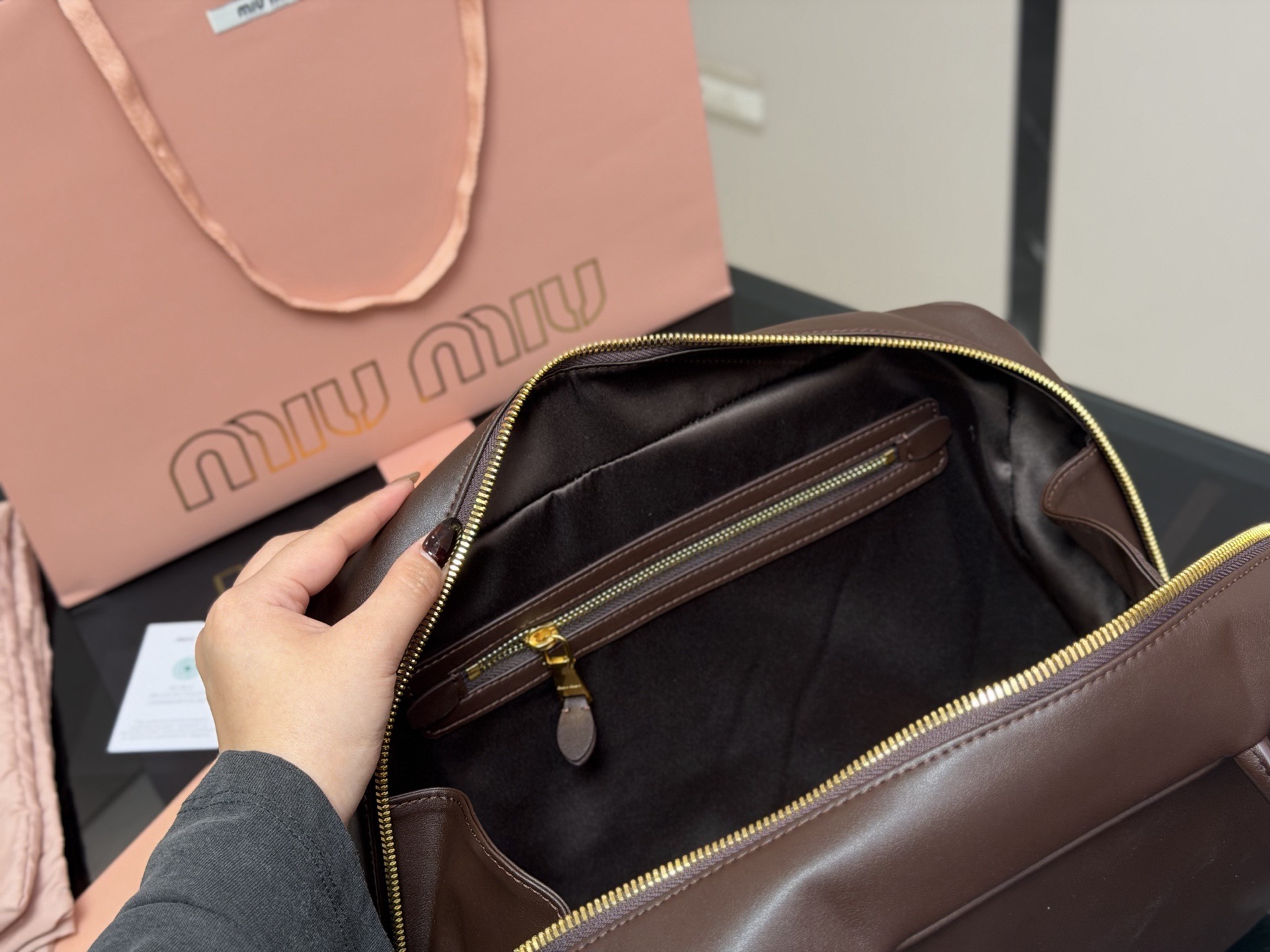 &yen;195 无盒 size：35*22cm miumiu保龄球/公文包/ 采用小牛皮 皮质光滑细腻柔软， 棉质缎面衬里。 背起来都很nice 哦 可手拎也可斜挎！ 出场就是miumiu小公主！