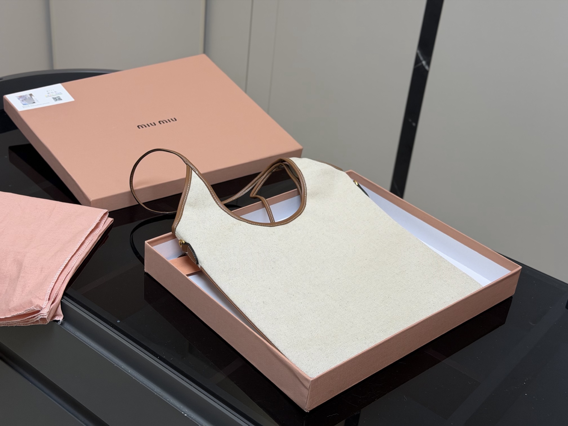 &yen;175 全套包装 size：35*34cm miumiu新款托特tote 今年的风刮的太猛了 老多爆款了！ 这款的版型也太好看了吧！ miumiu准备承包我的夏天吗