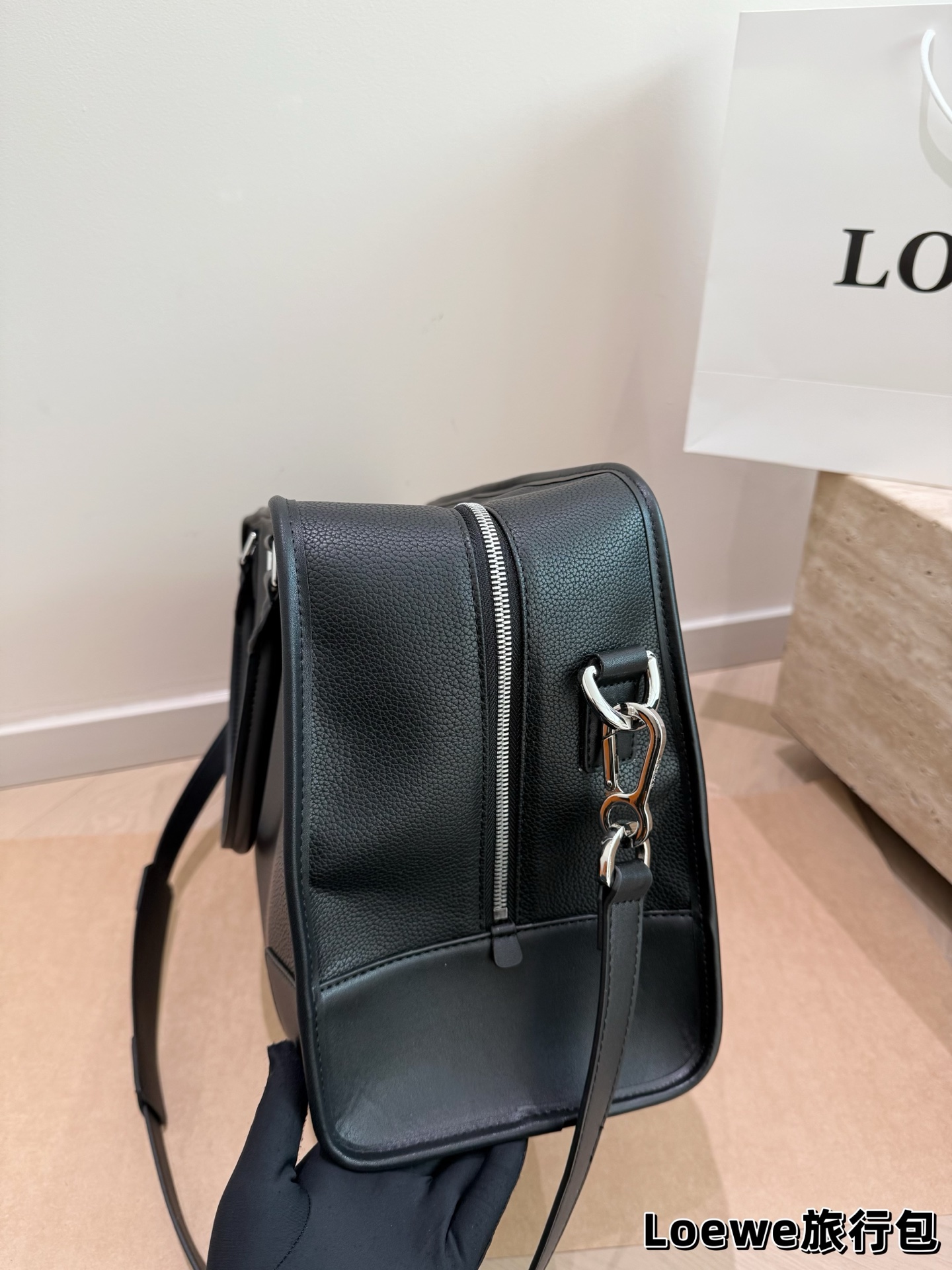 牛皮版本 P200 罗意威新款旅行包 机场包 Loewe Gova Small Backpack 罗意威新款旅行包 男款背包 超热门背囊 Goya 系列机场包兴？ 双向拉链开合背带 可自行调节长短新颖的设计时尚及实用性并存男女通用 size: 48 26cm #最爱的包包