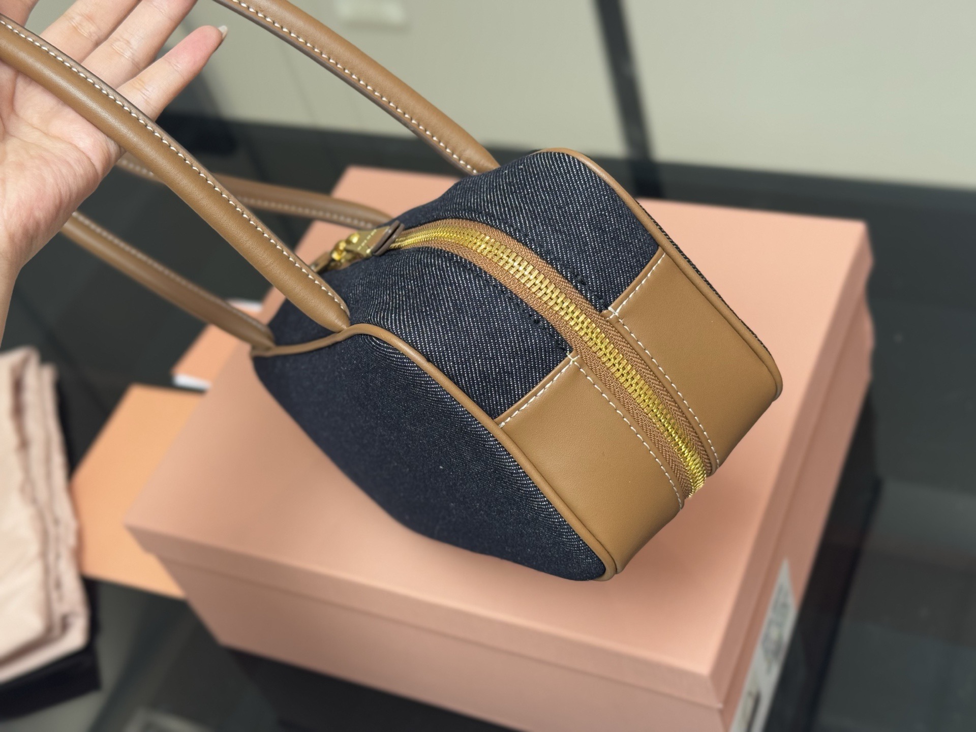 &yen;195 升级版配盒 size：28*13cm miumiu保龄球/公文包/ 包包甜度刚好！ 很难不爱啊啊！ 可手拎也可斜挎 绝对不是小废包哦!容量足足的~~ 出场就是miumiu小公主！