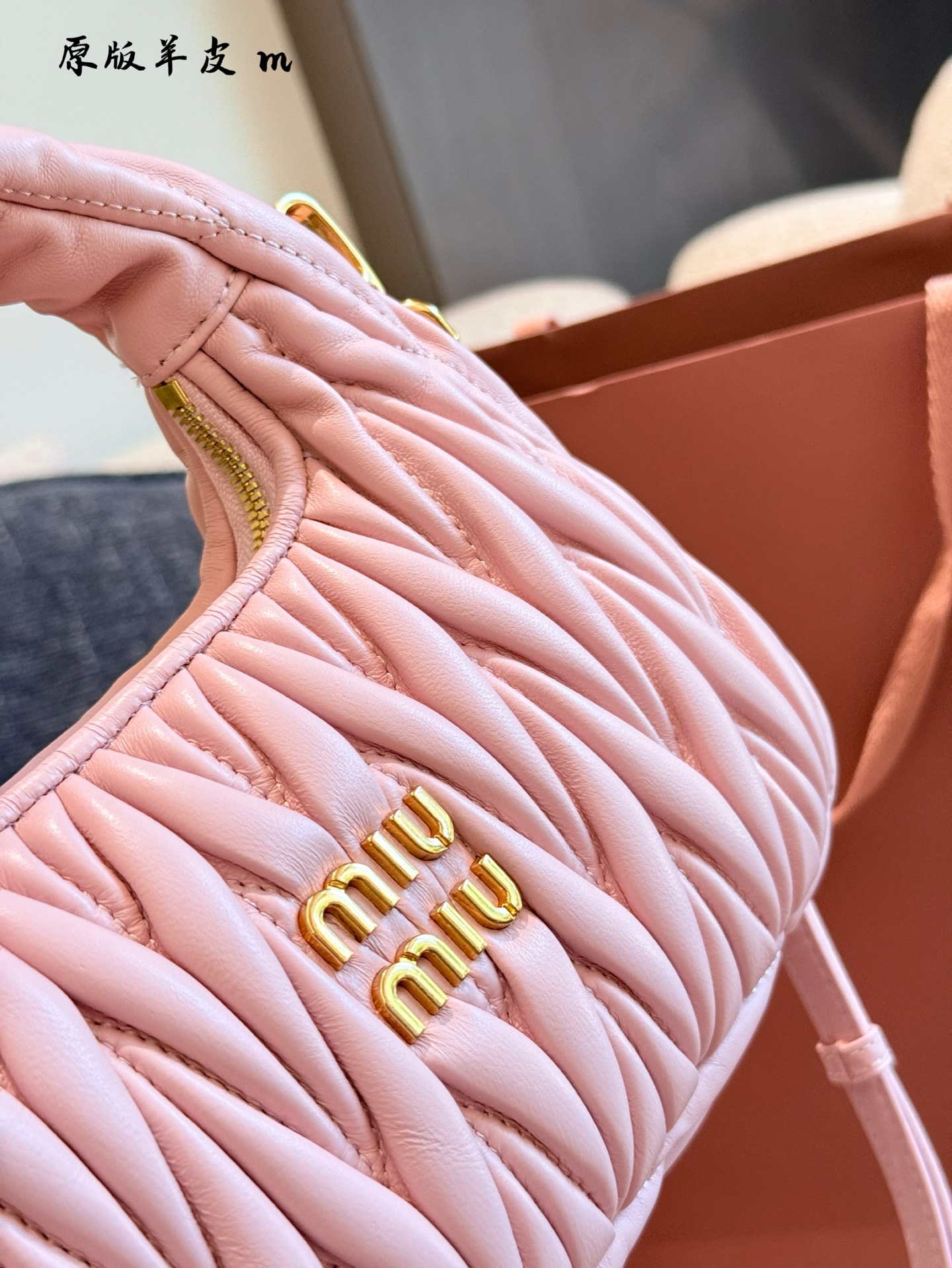 p240羊皮hobo月牙包 红红火火恍恍惚惚缪缪出街啦~ 芜湖~好看的缪缪miumiu小号hobo 小号是专柜里卖得最好的的尺寸，容量大小合适，轻 经典的褶皱羊皮， 软软的好有质感 搭配衣服真的吼吼看~一秒时尚感千金风拉满红色也很显眼，好多场合都可以搭配 张元英同款~~~ #miumiu包#miumiu包 #美包23cm折叠盒包装