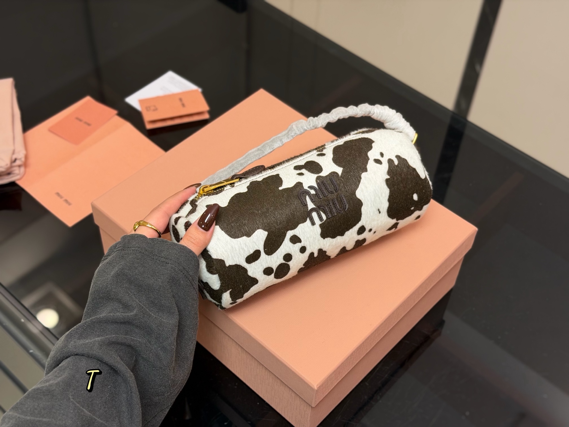 &yen;120 配礼盒 size：23*19cm miumiu的笔筒包 性价比也太高了！ 麂皮质感超软糯 每个色都像从韩剧女主衣柜偷出来的