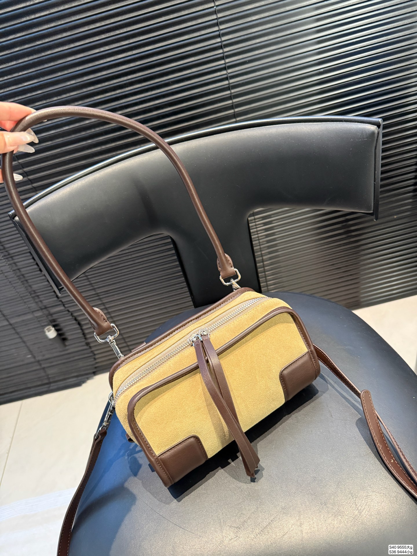 大号P250小号P230 罗意威这只简直太乖了 麂皮包今年冬天简直不要太火 银色loewe小锁也是酷的很 这个还可以加肩带单肩斜挎 一整个就是实用的美包! 尺寸大25 18小22 12 货号大9555 小9444