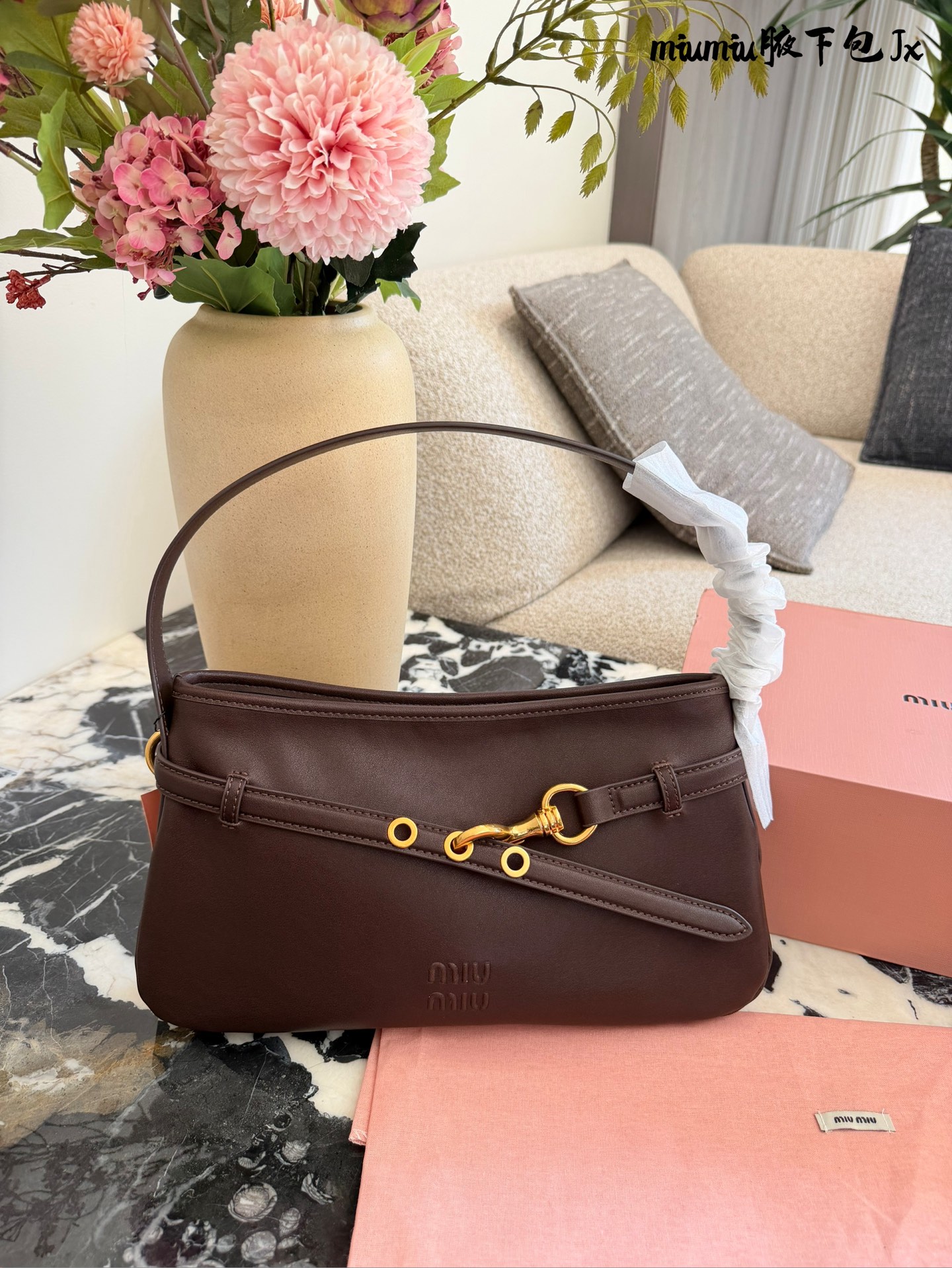 p220 缪缪miumiu新款aventure nappa腋下包 nappa 复古腋下包 又是一个爆款预测！！ 33cm配盒子