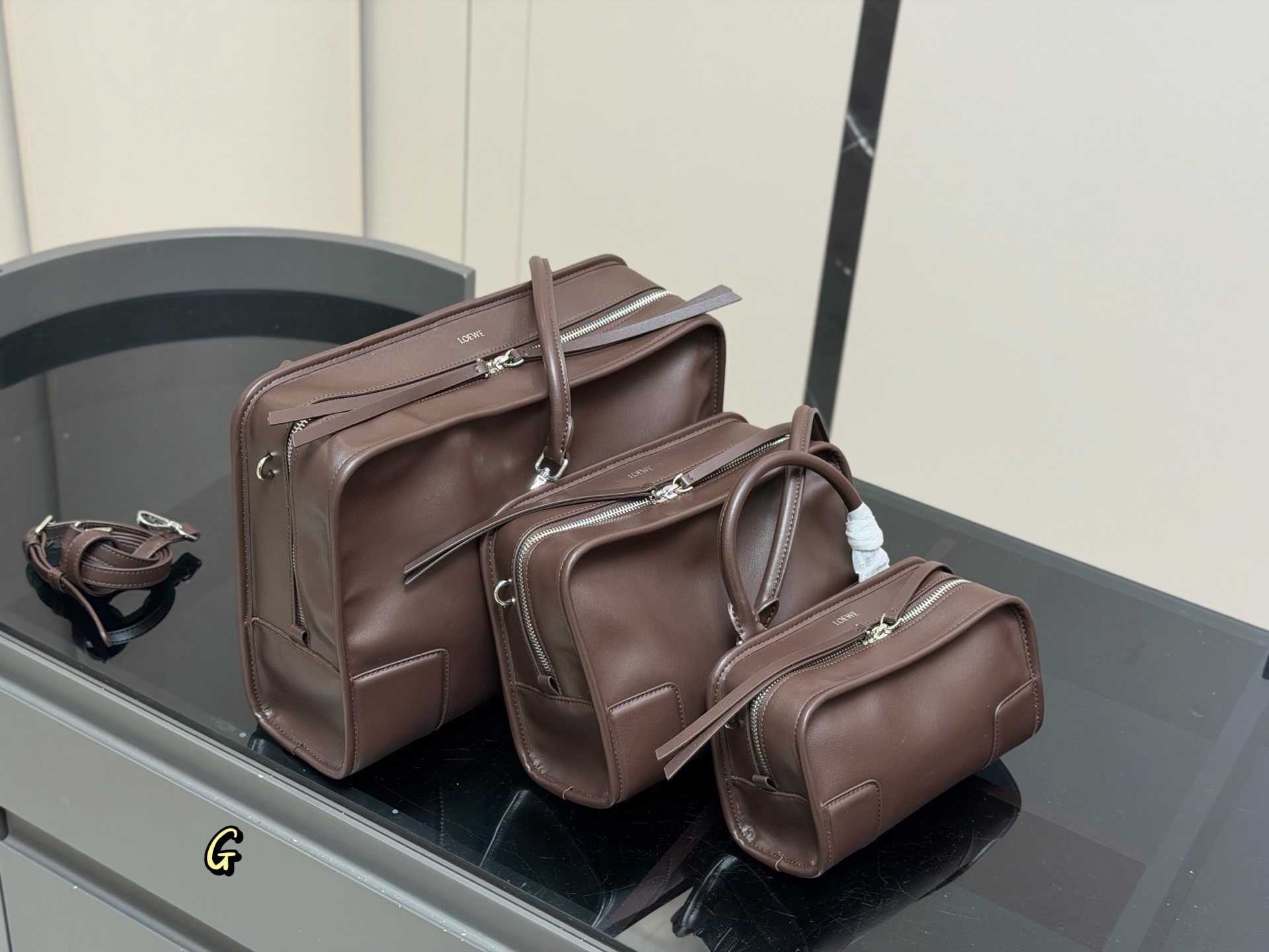 &yen;260 &yen;240 &yen;225 Loewe2026春夏最爱 Amazona180手袋 作为罗意威的皮具DNA载体， 同样完成了传统与创新的衔接。 全新的 Amazona 180手袋以更随性的方式呈现，延续着品牌百年皮革工艺底蕴。超期待这款手袋 尺寸:35cm 25cm 22cm