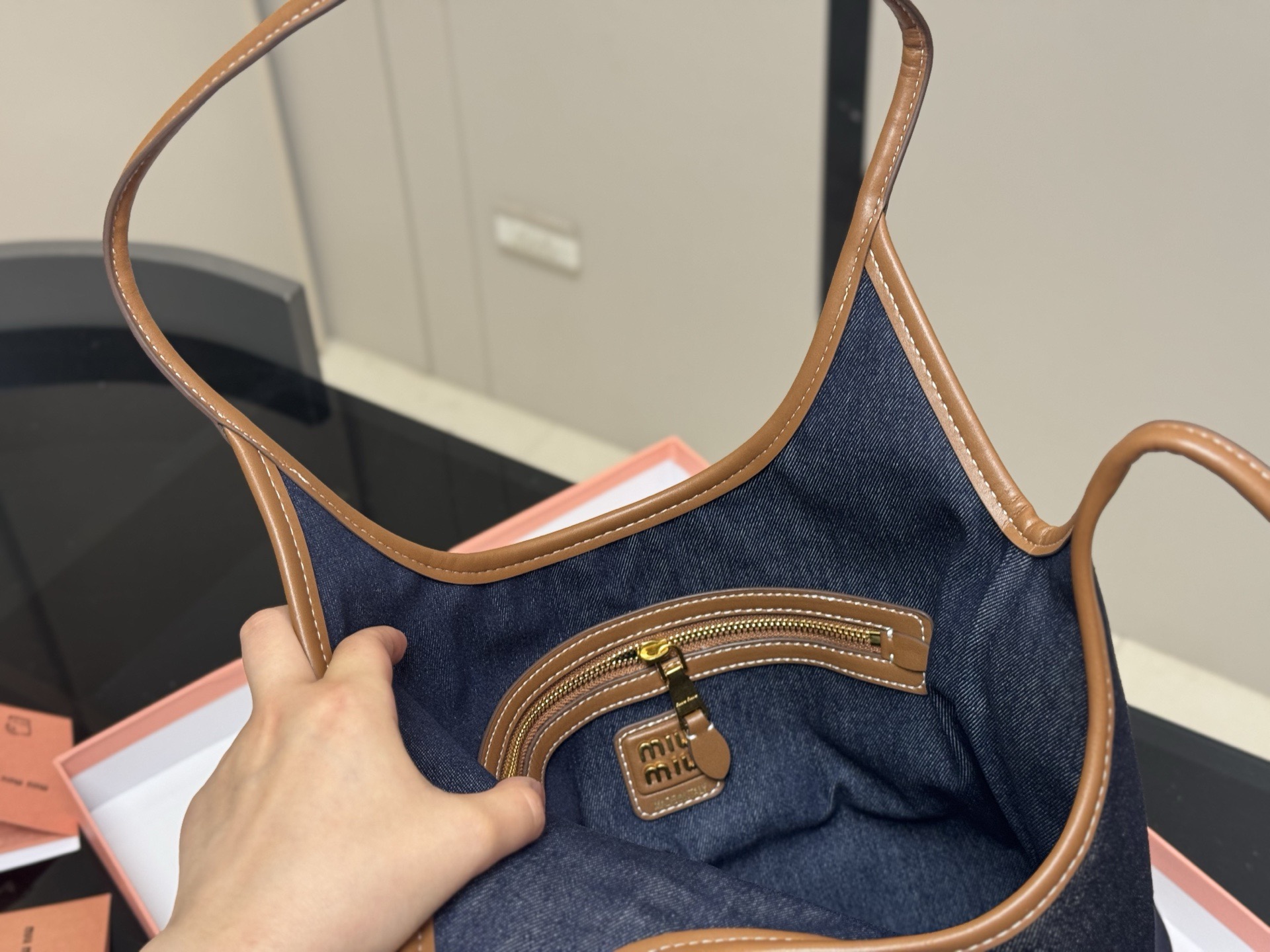 &yen;185 全套包装 size：35*34cm miumiu新款托特tote 今年的风刮的太猛了 老多爆款了！ 这款的版型也太好看了吧！ miumiu准备承包我的夏天吗