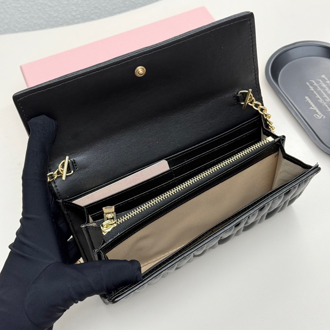 p110🎀miumiu 9886🎀颜色 黑色 粉色 红色 🎀尺寸 19*10.5*3.5🎀miumiu专柜最新款！专柜爆款热力来袭，经典提花压纹设计，釆用顶级进口小羊皮，皮质细腻柔软，做工精细！