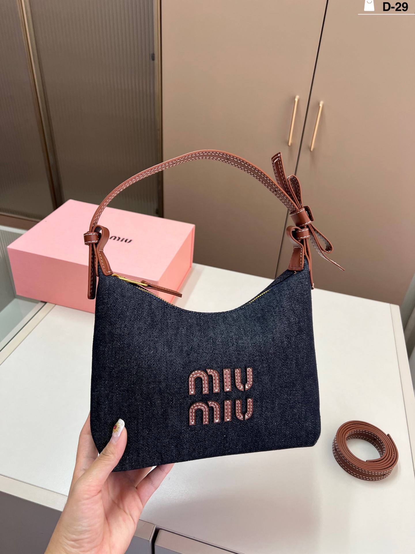 💰p125 miumiu新款速递~牛仔小饭盒是真好看 软软饱饱的又可爱又漂亮！ miu里miu气！可爱的不行啦！ D-29尺寸22&times;16折叠盒