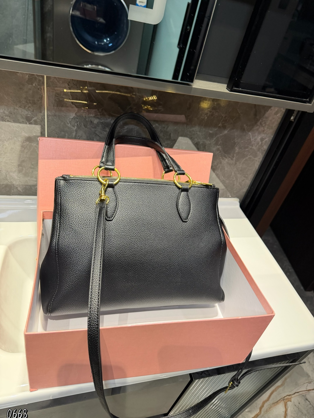 ❤️p175（礼盒包装）❤️ MiuMiu期待已久的2025.秀款 中古包.快来围观吧 2025.春夏系列包包简洁利落的设计凸显功能性 实用主义柔软舒服的触感彰显 MiuMiu 女性愈加自信，务实，前卫和酷炫的态度 尺寸：33*6*25cm