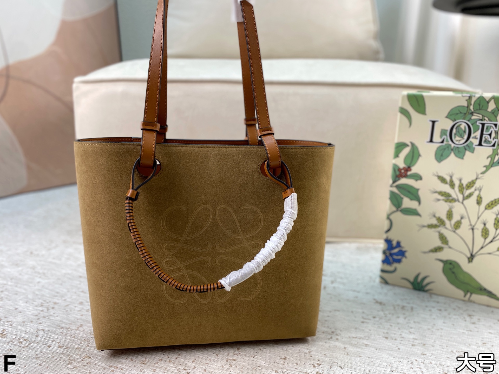 p165/p160 配盒🎁 罗意威Loewe anagram tote背上秒变时髦精 一只装得下全世界的托特 越背越香 能装且百搭不易变形 上班通勤或者日常搭配都很好！尺寸：27*25/23*22
