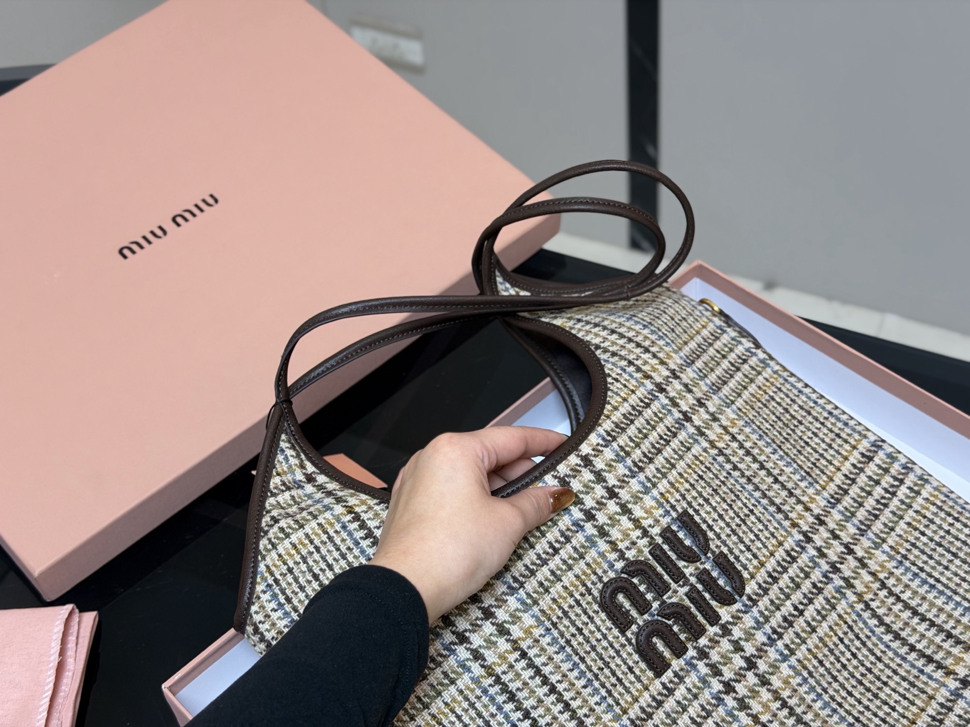 &yen;190 全套包装 size：35*34cm miumiu新款托特tote 今年的风刮的太猛了 老多爆款了！ 这款的版型也太好看了吧！ miumiu准备承包我的夏天吗