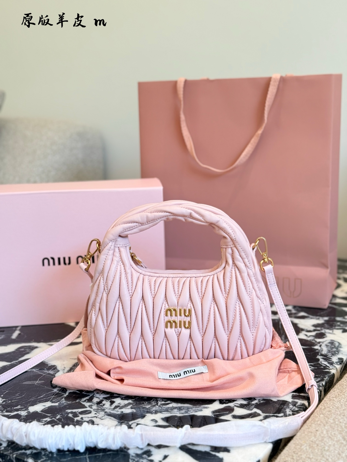 p240羊皮hobo月牙包 红红火火恍恍惚惚缪缪出街啦~ 芜湖~好看的缪缪miumiu小号hobo 小号是专柜里卖得最好的的尺寸，容量大小合适，轻 经典的褶皱羊皮， 软软的好有质感 搭配衣服真的吼吼看~一秒时尚感千金风拉满红色也很显眼，好多场合都可以搭配 张元英同款~~~ #miumiu包#miumiu包 #美包23cm折叠盒包装