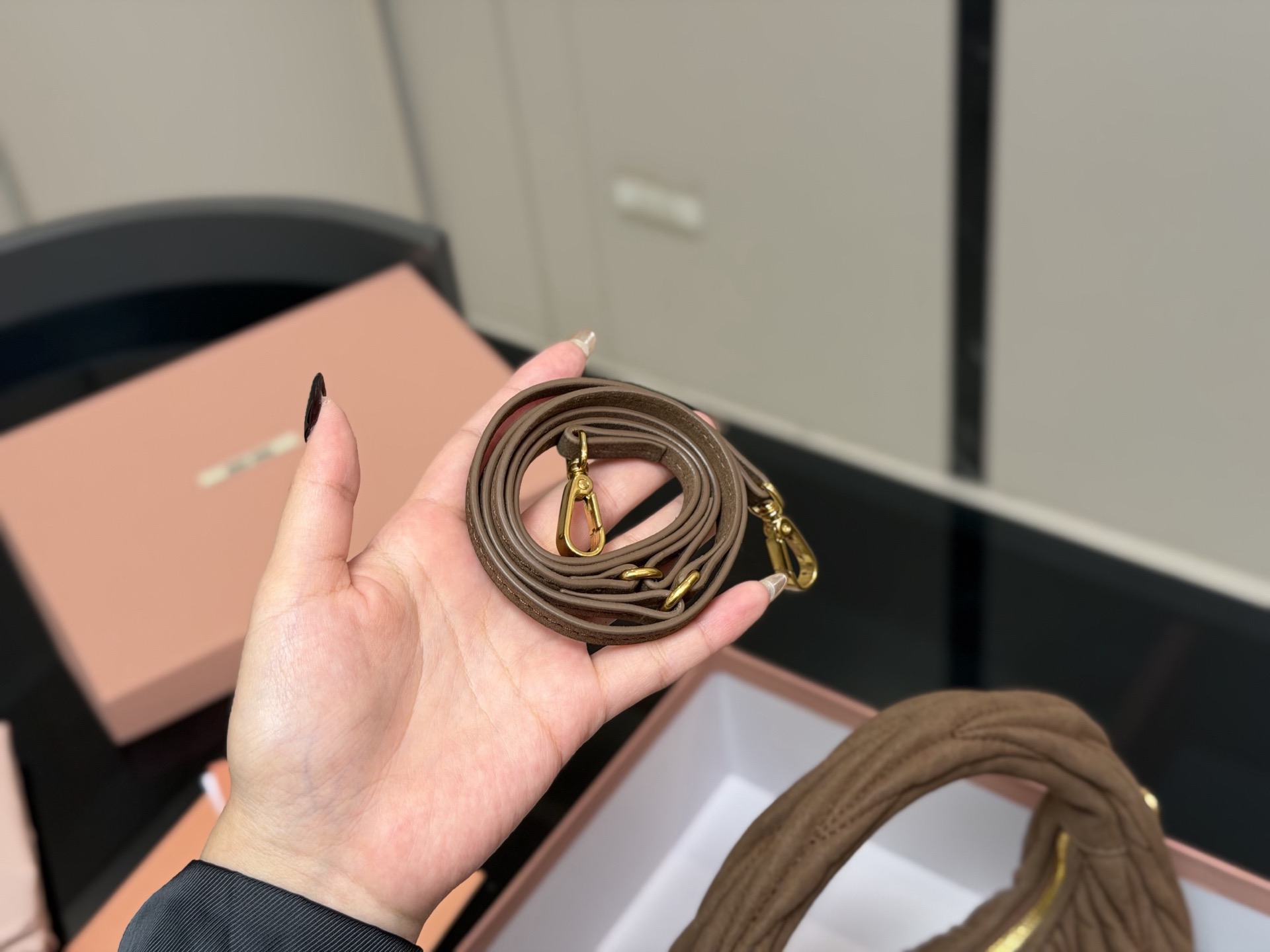 &yen;170 配盒 size：22*11cm 可盐可甜的 MiuMiu 女孩 miumiu wander包包 好搭 什么风格都能驾驭 材质很柔软 容量也非常OK 复古俏皮的hobo包型 是近期几乎天天拿出门的包包！