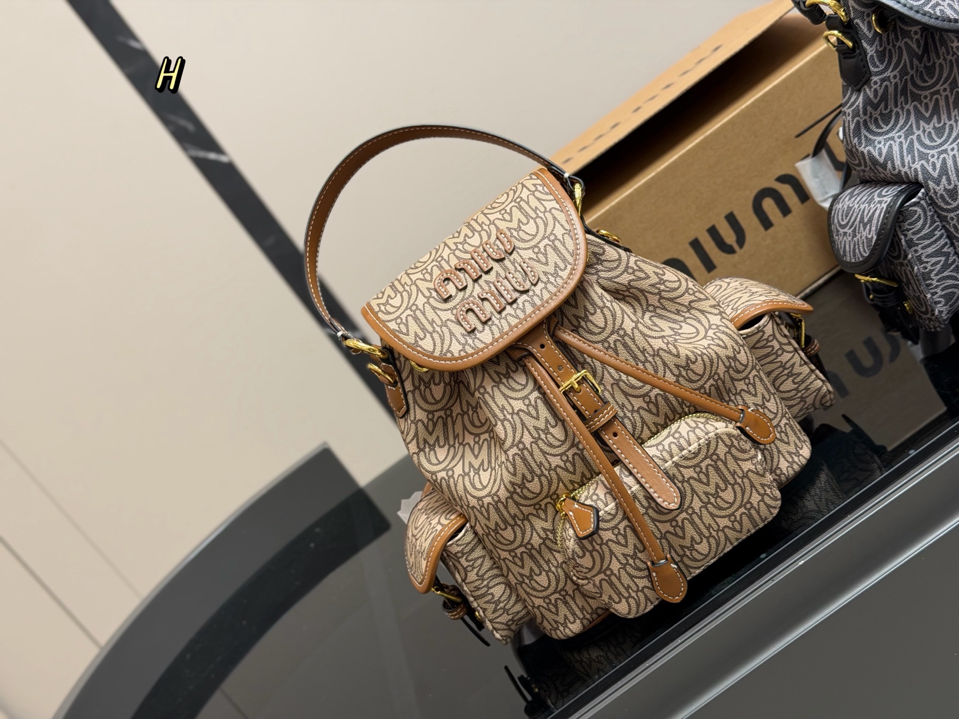 &yen;230 配盒 size：21.23cm 又一季特别美丽的Miu Miu miumiu ss25 双肩包 少女心与摩登格调的碰撞 轻松拿捏时髦 轻便能装，质感绝绝子，miumiu的少女感+酷感完美结合~