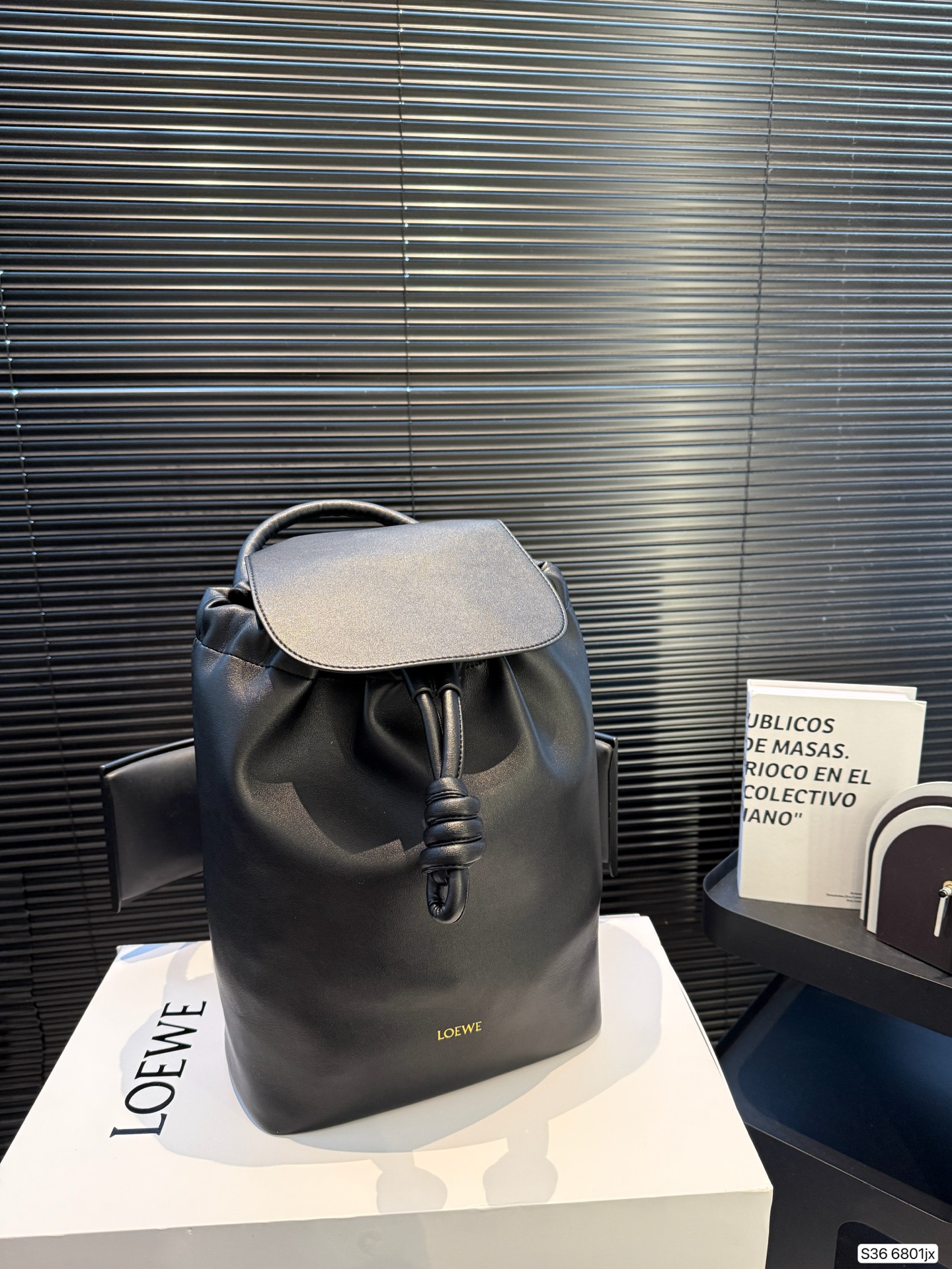 P230 配折叠盒罗意威双肩 Flamenco 背包自带复古千禧流线型实用日常设计，非正式学院风preppy style在风格上更加复古、休闲、实穿 #罗意威 #PreppyStyle #预科风 尺寸：25 33 货号6801