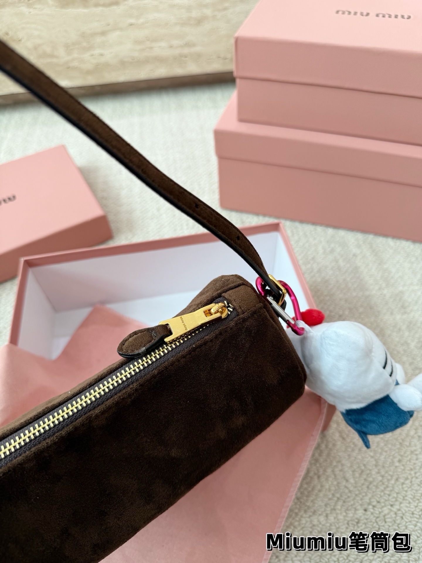 P160 麂皮 别怪我没提醒❗️MiuMiu最性价比小包包 夏天当然是要背迷你小包包啦! 哪个女孩能抵挡住迷你小笔筒包的诱惑~ 日常好装东西出门的腋下小包👛 小羊皮和翻毛皮都有噢~关键是性价比超高~